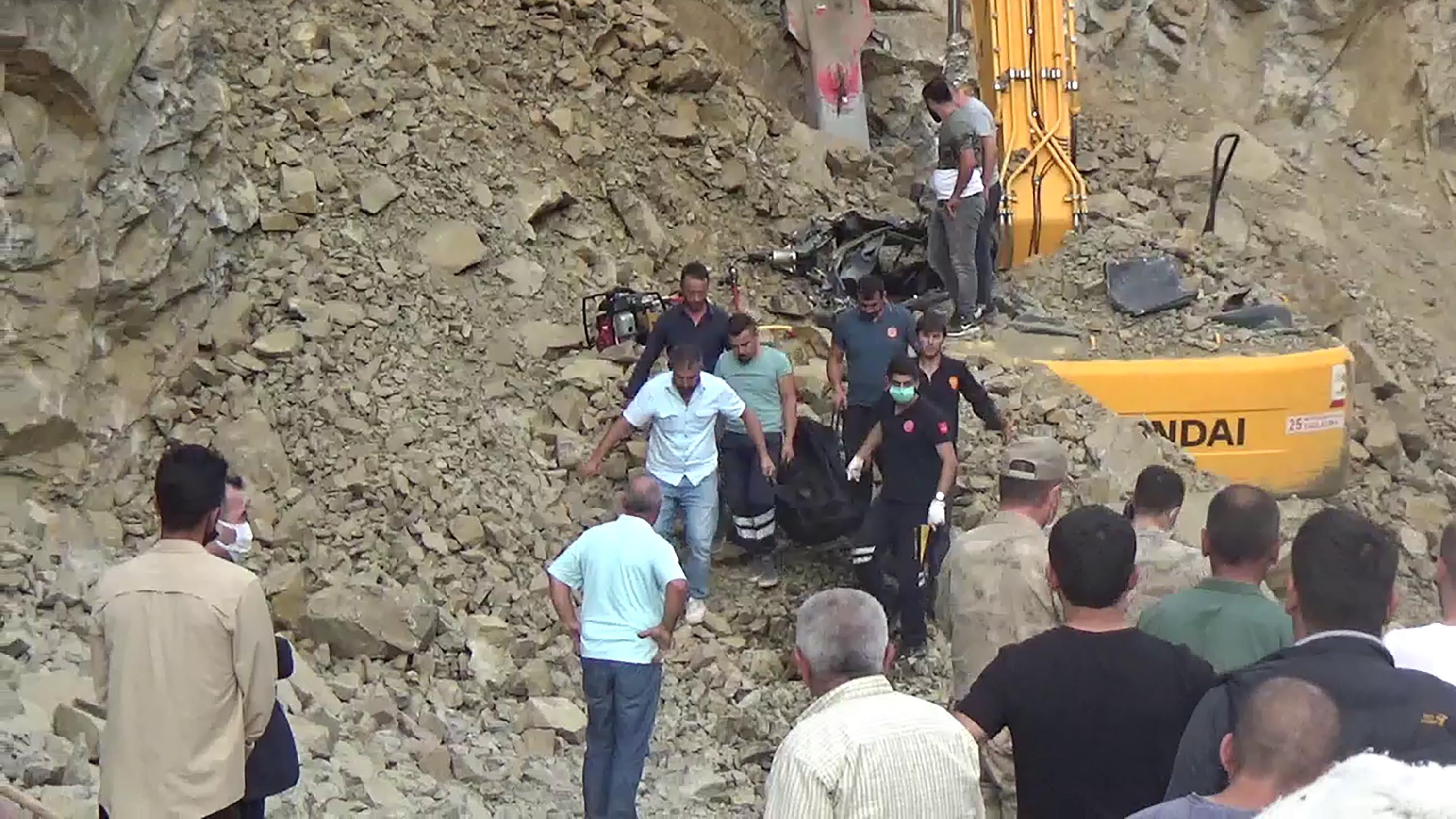 Yol çalışmasında kayaların altında kalan operatör öldü