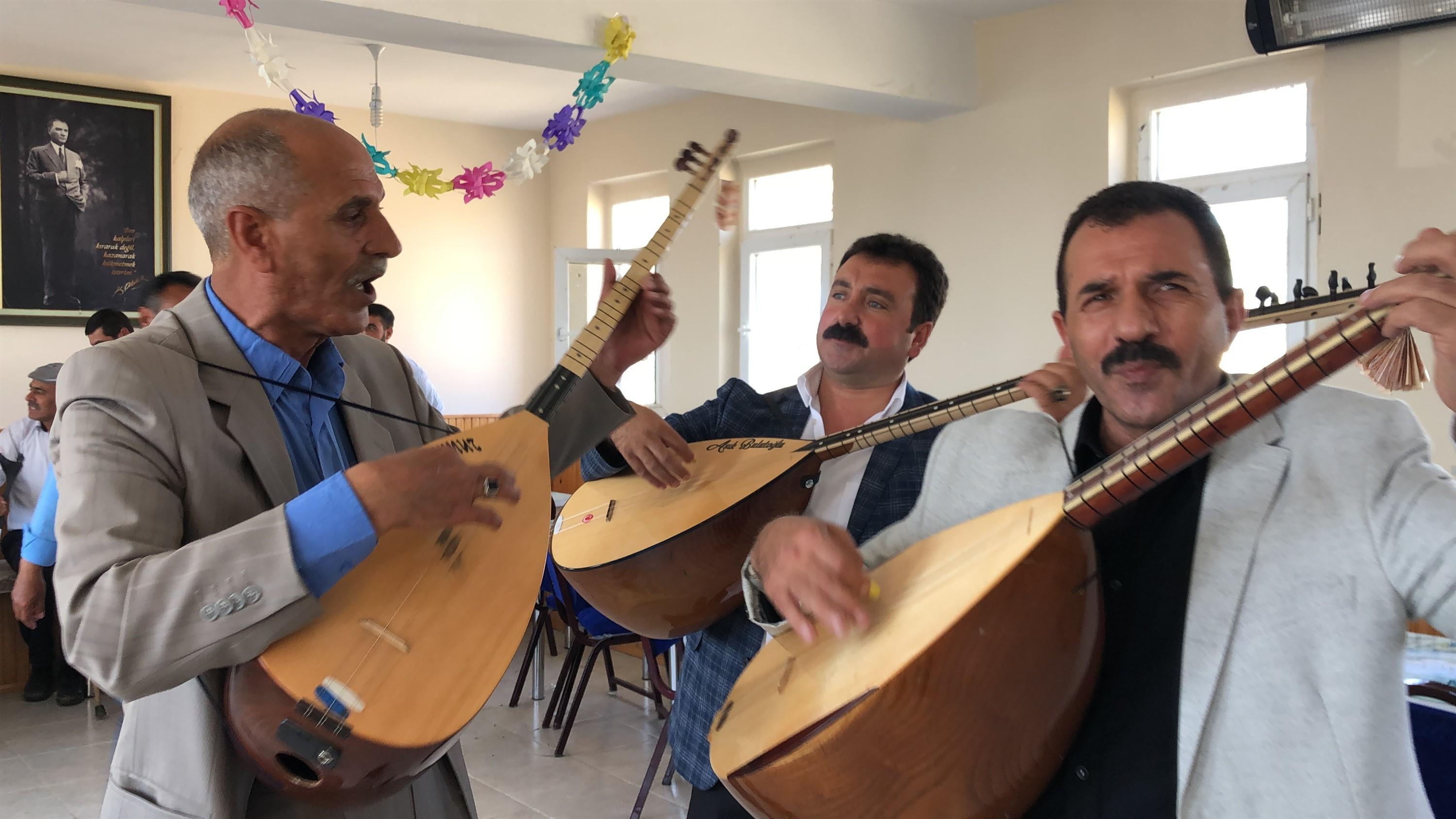 Düğünlerde aşıklık ve cirit geleneği yeniden başladı