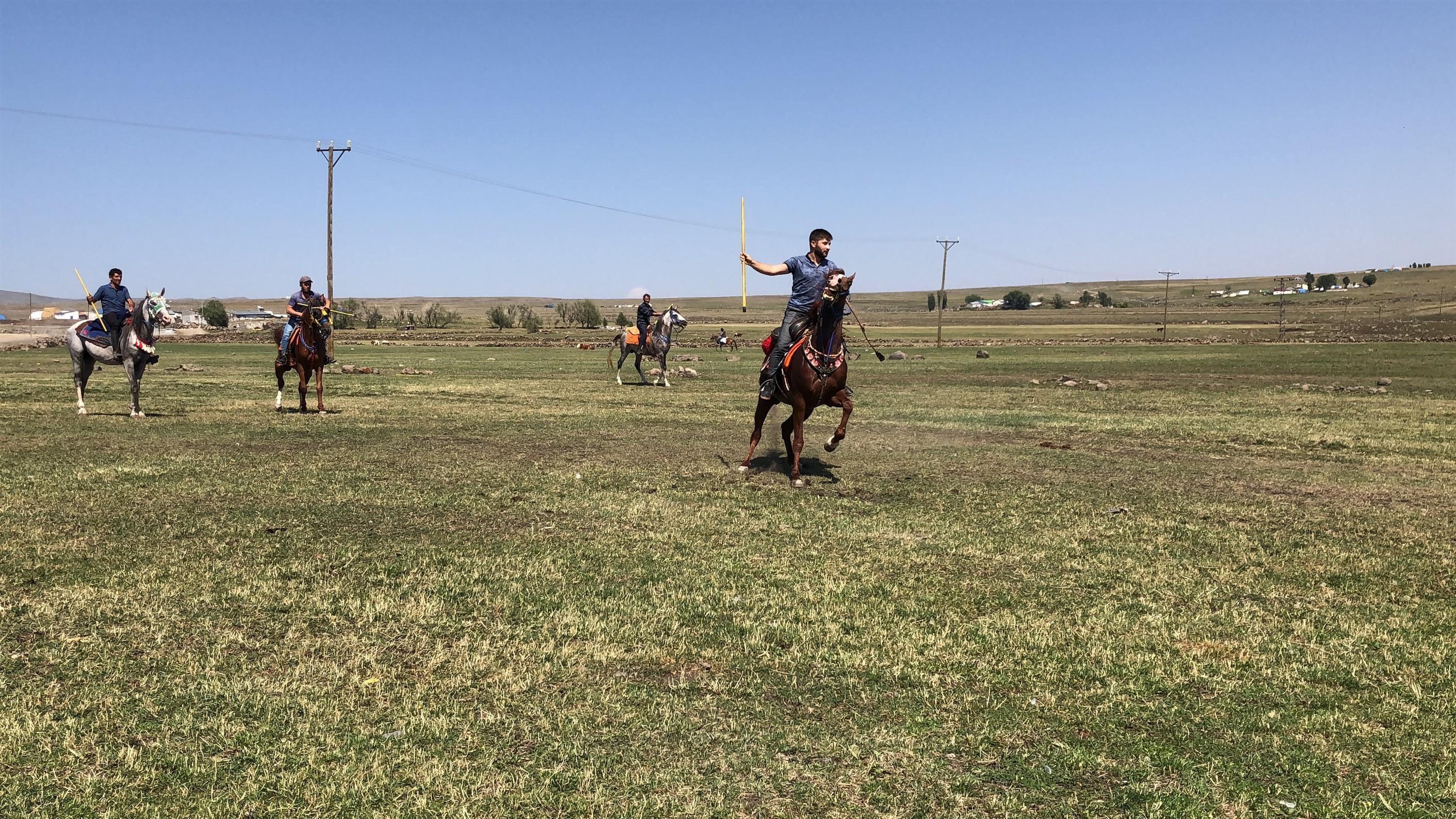 Düğünlerde aşıklık ve cirit geleneği yeniden başladı