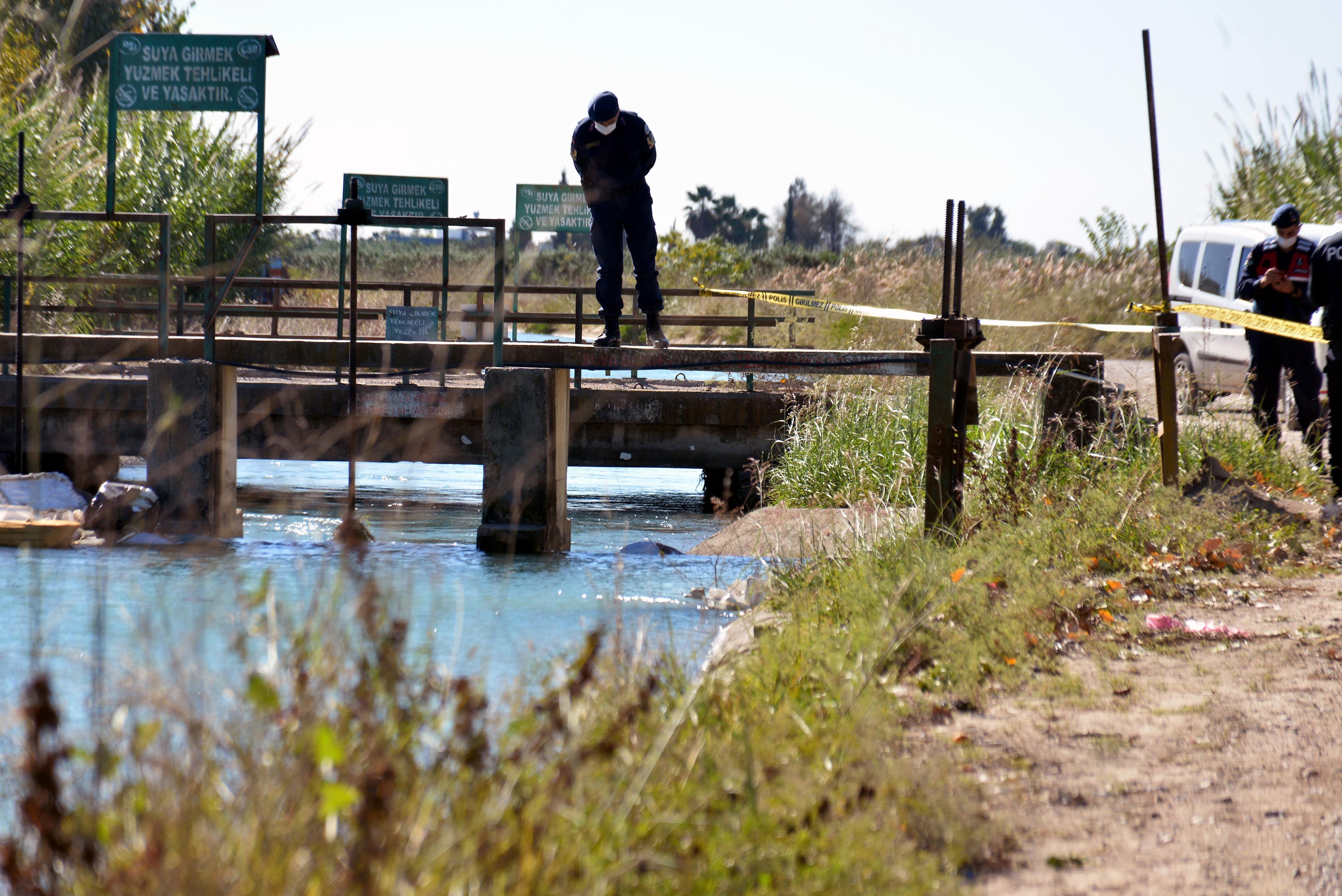 Cesedi ayaklarına taş bağlanıp kanala atılan genci, babası öldürmüş