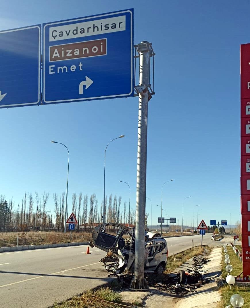 Yön levhasına çarpan hafif ticari araç parçalandı; sürücü ağır yaralı
