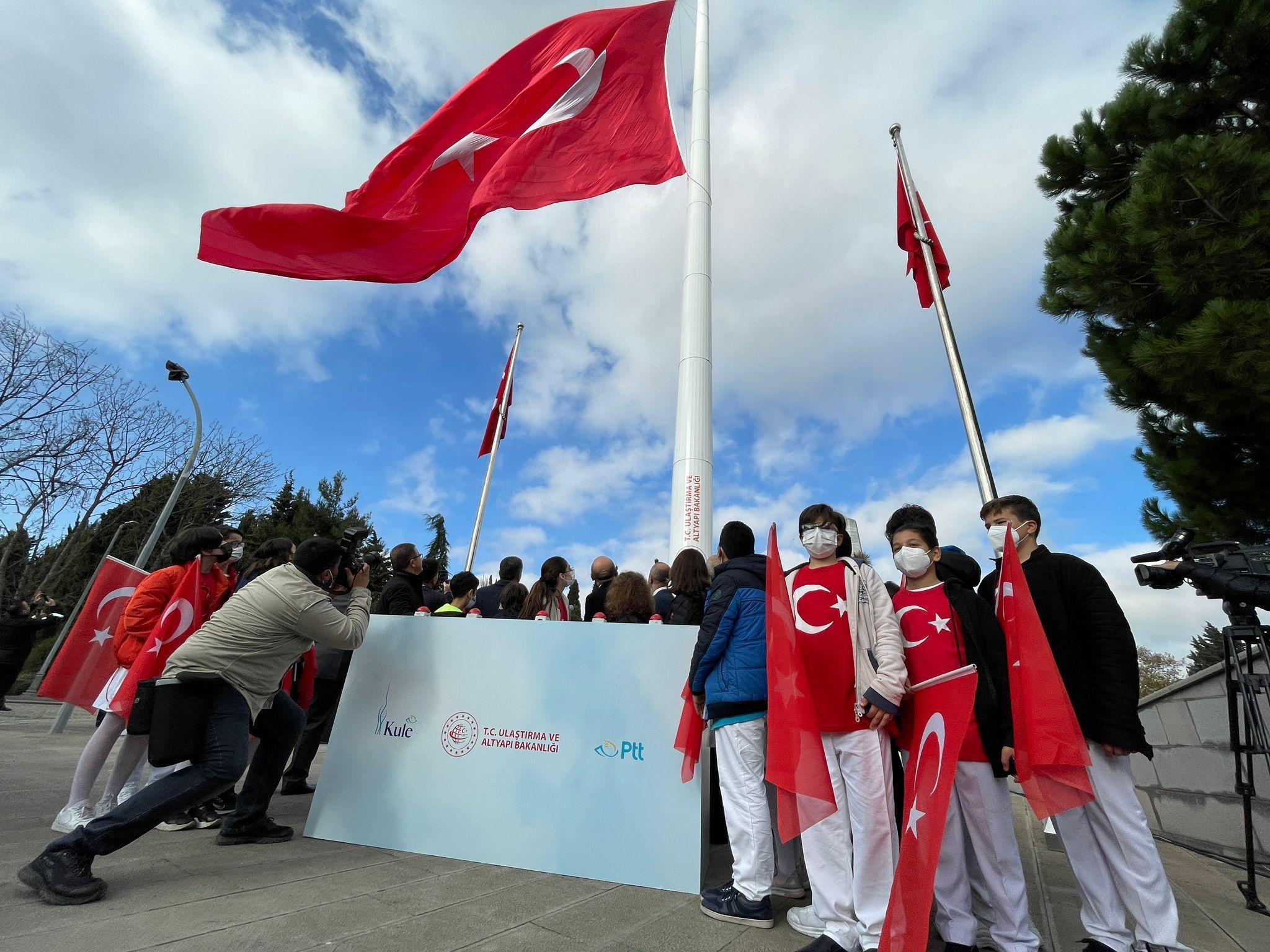Edirnekapı Şehitliği ve Ulusta Türkiyenin en yüksek direklerine Türk Bayrağı çekildi