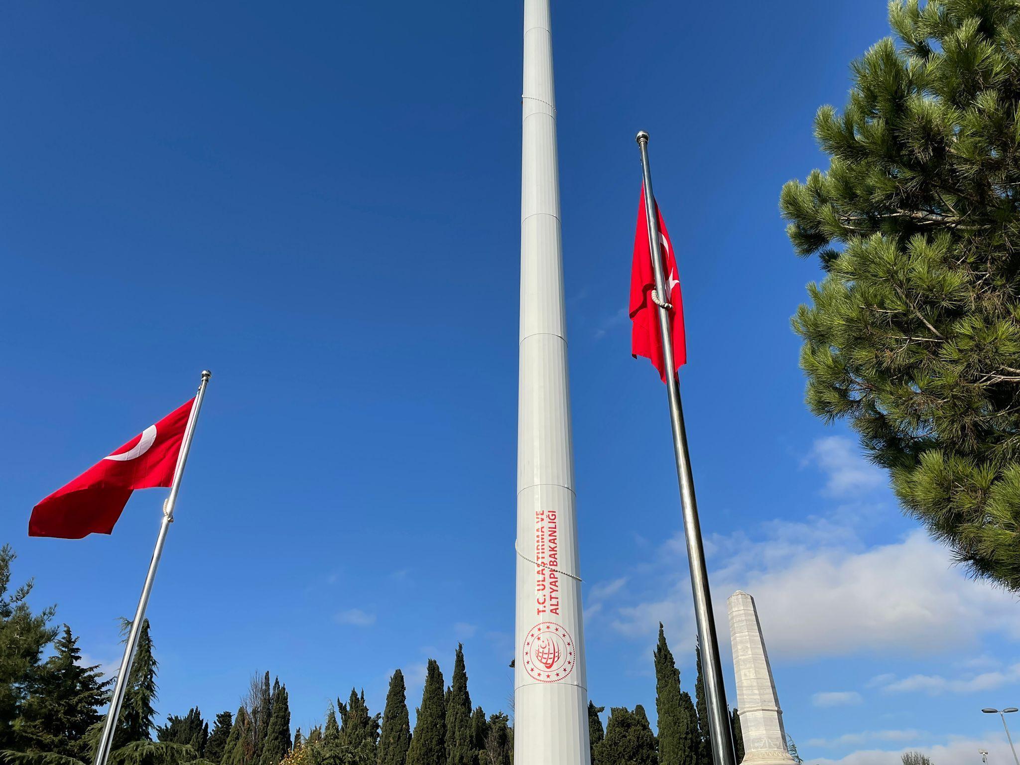 Edirnekapı Şehitliği ve Ulusta Türkiyenin en yüksek direklerine Türk Bayrağı çekildi