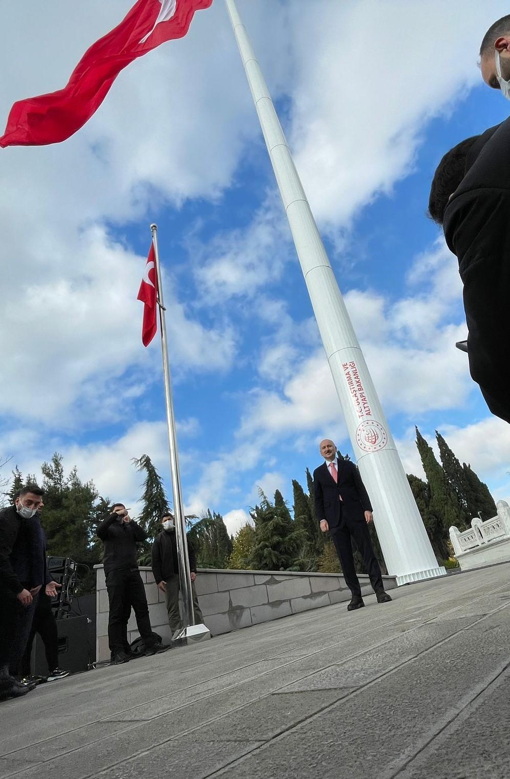 Edirnekapı Şehitliği ve Ulusta Türkiyenin en yüksek direklerine Türk Bayrağı çekildi