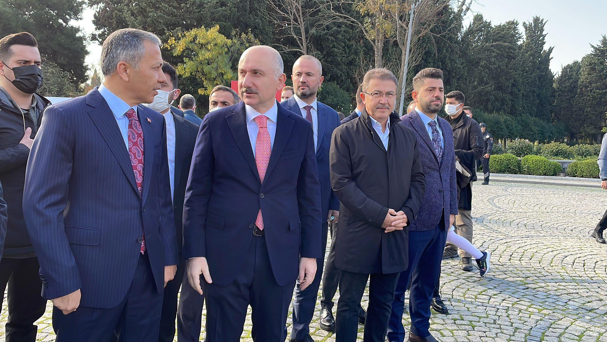 Edirnekapı Şehitliği ve Ulusta Türkiyenin en yüksek direklerine Türk Bayrağı çekildi