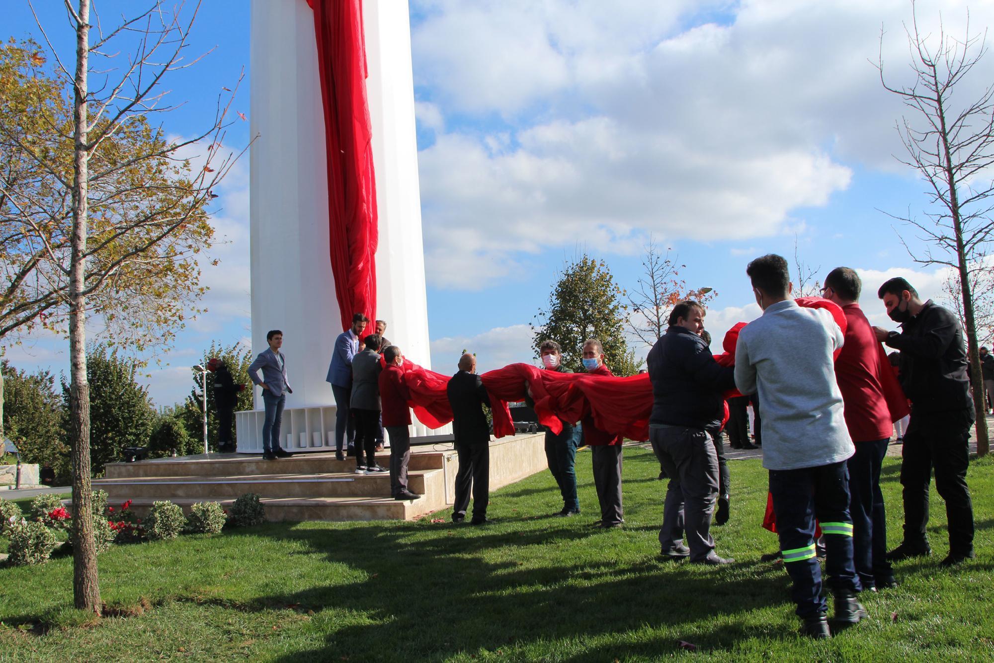 Edirnekapı Şehitliği ve Ulusta Türkiyenin en yüksek direklerine Türk Bayrağı çekildi