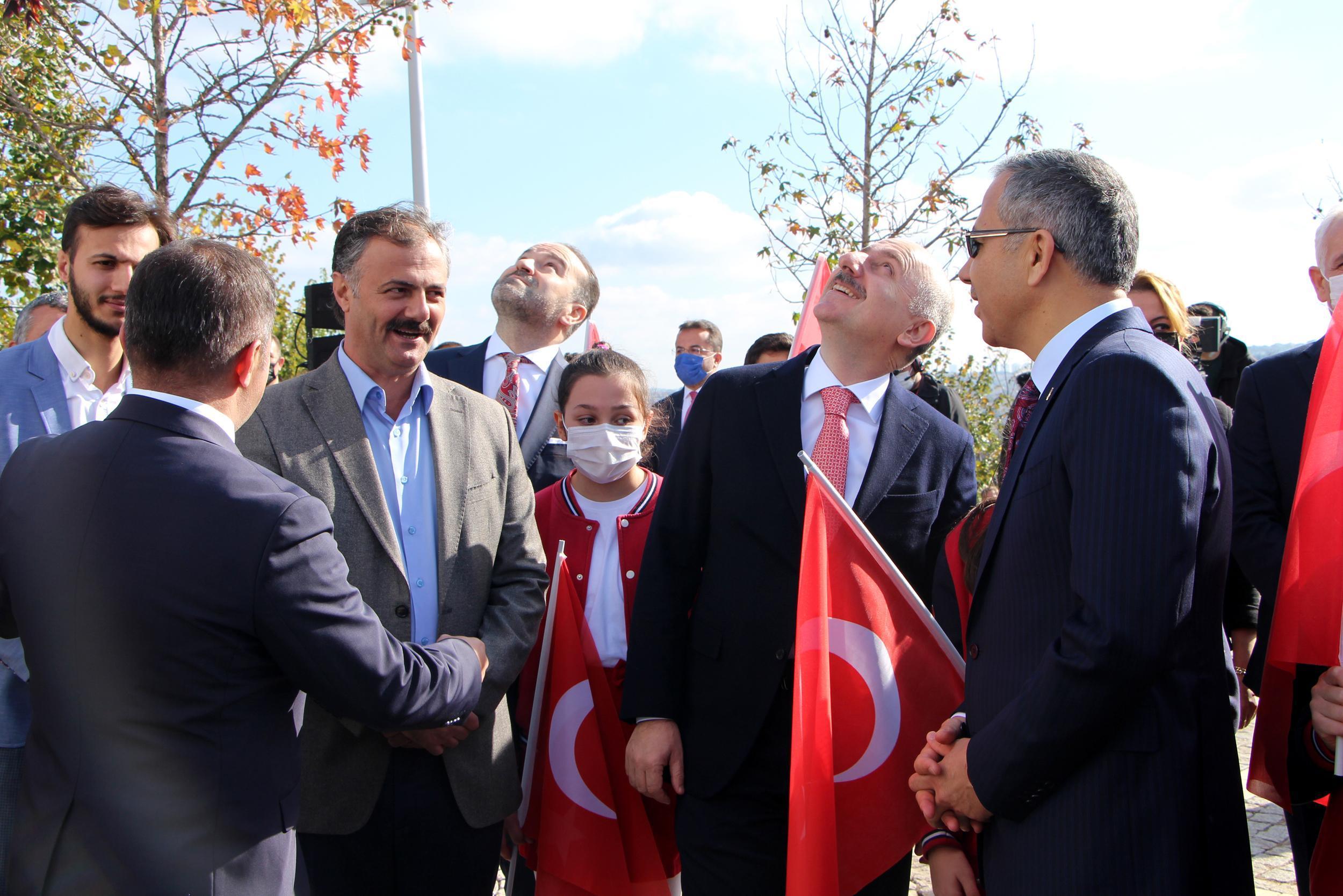 Edirnekapı Şehitliği ve Ulusta Türkiyenin en yüksek direklerine Türk Bayrağı çekildi