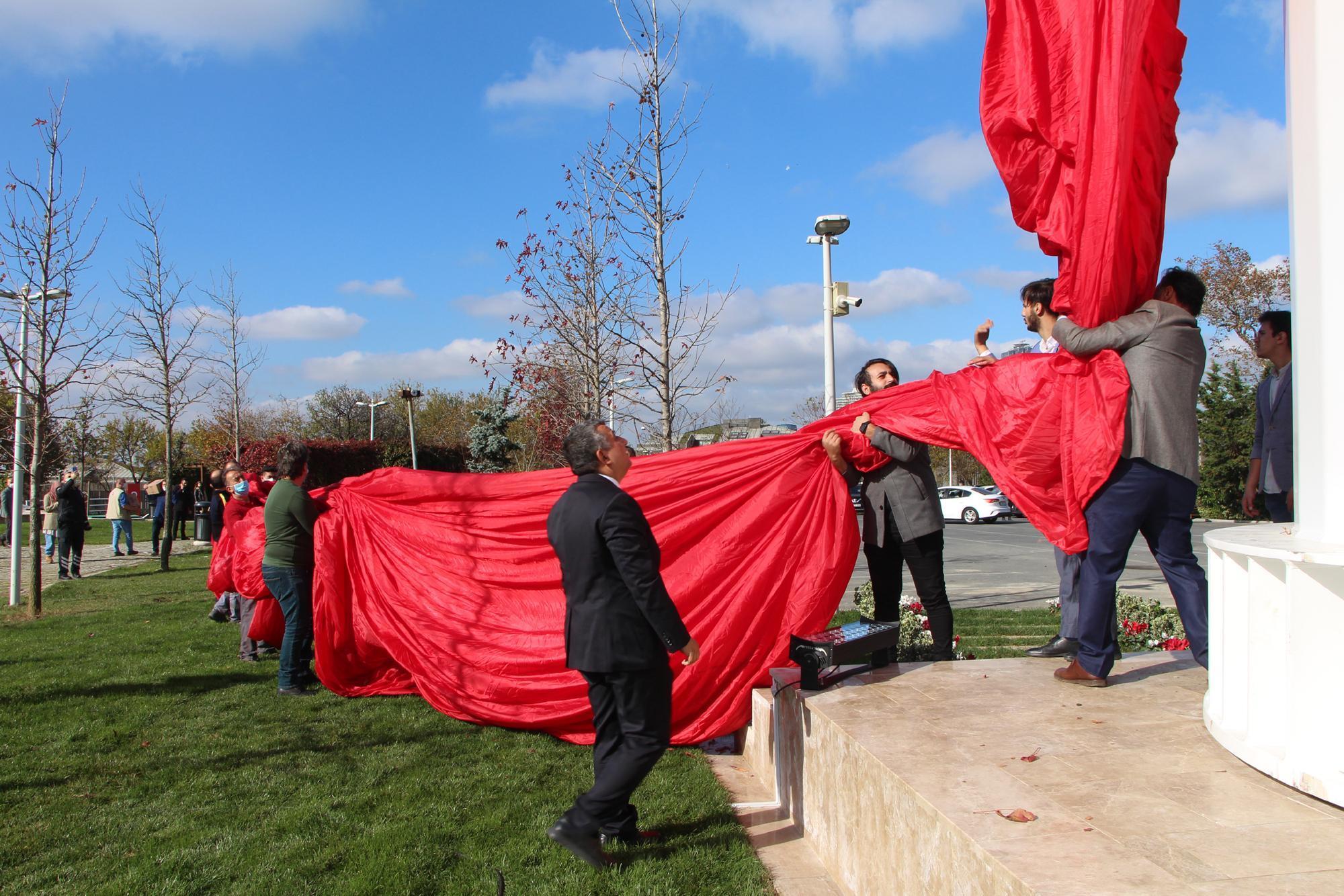 Edirnekapı Şehitliği ve Ulusta Türkiyenin en yüksek direklerine Türk Bayrağı çekildi
