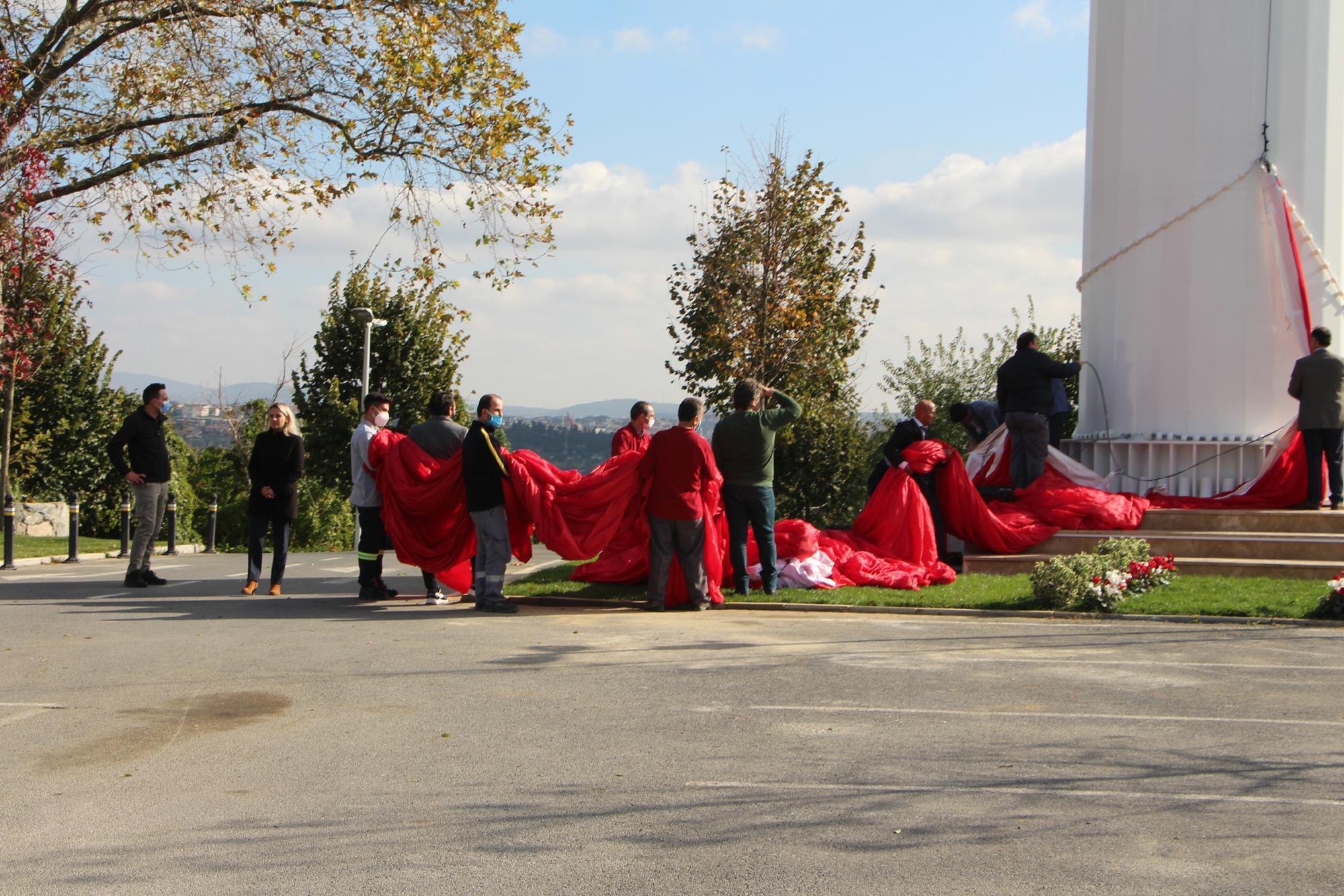 Edirnekapı Şehitliği ve Ulusta Türkiyenin en yüksek direklerine Türk Bayrağı çekildi