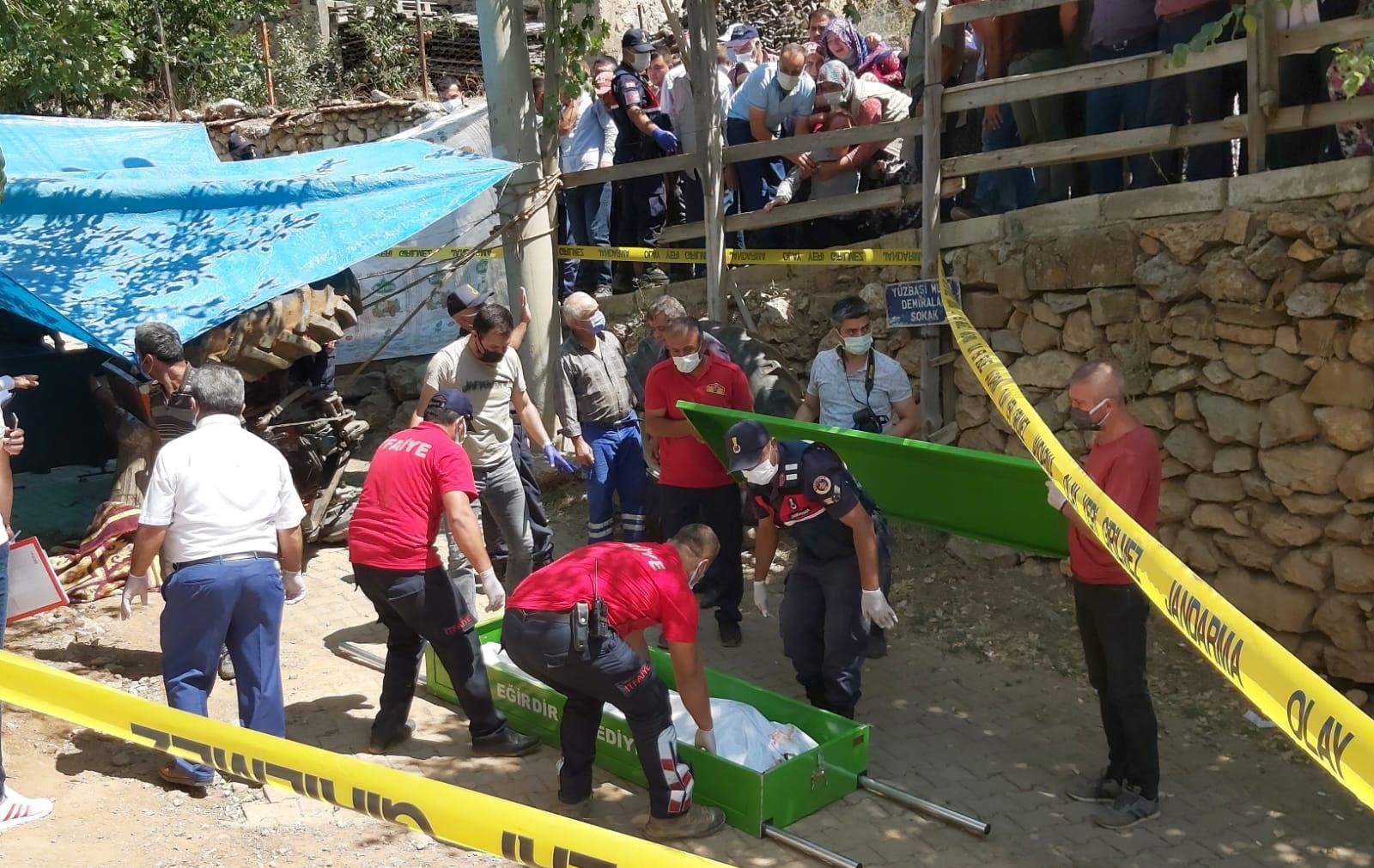 Şehit babası devrilen traktörün altında yaşamını yitirdi