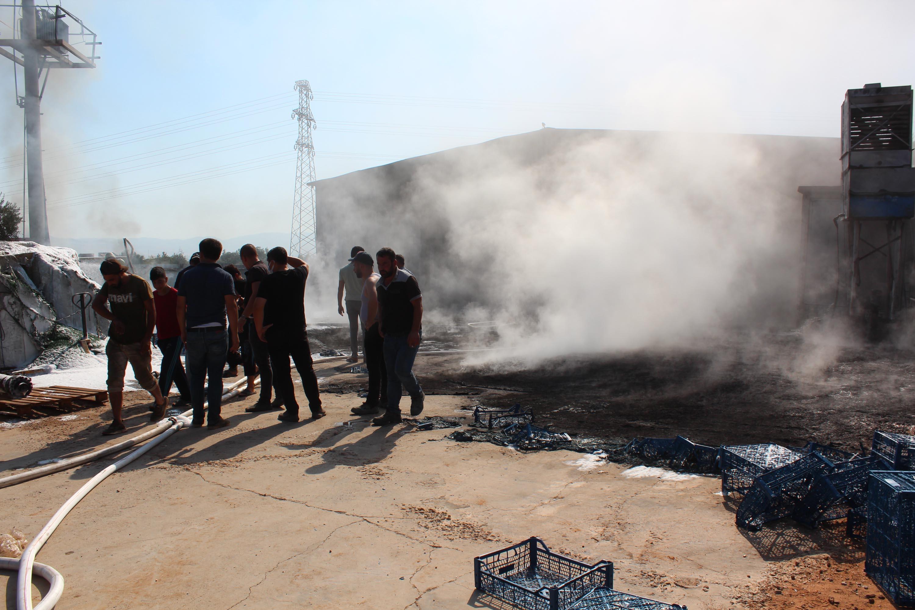 İmalathanedeki yangında 50 bin plastik kasa yandı