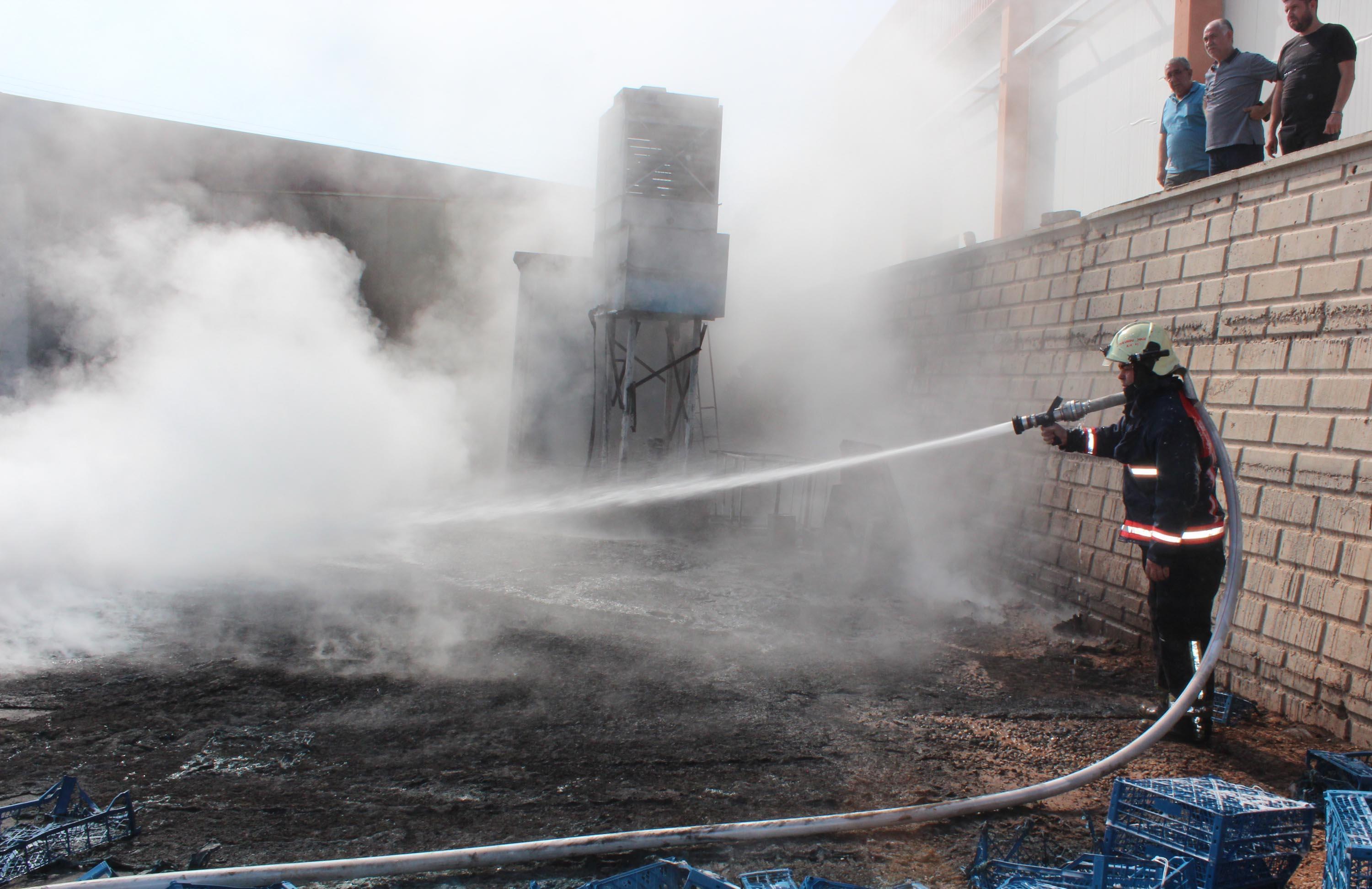 İmalathanedeki yangında 50 bin plastik kasa yandı