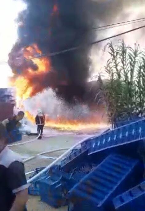 İmalathanedeki yangında 50 bin plastik kasa yandı