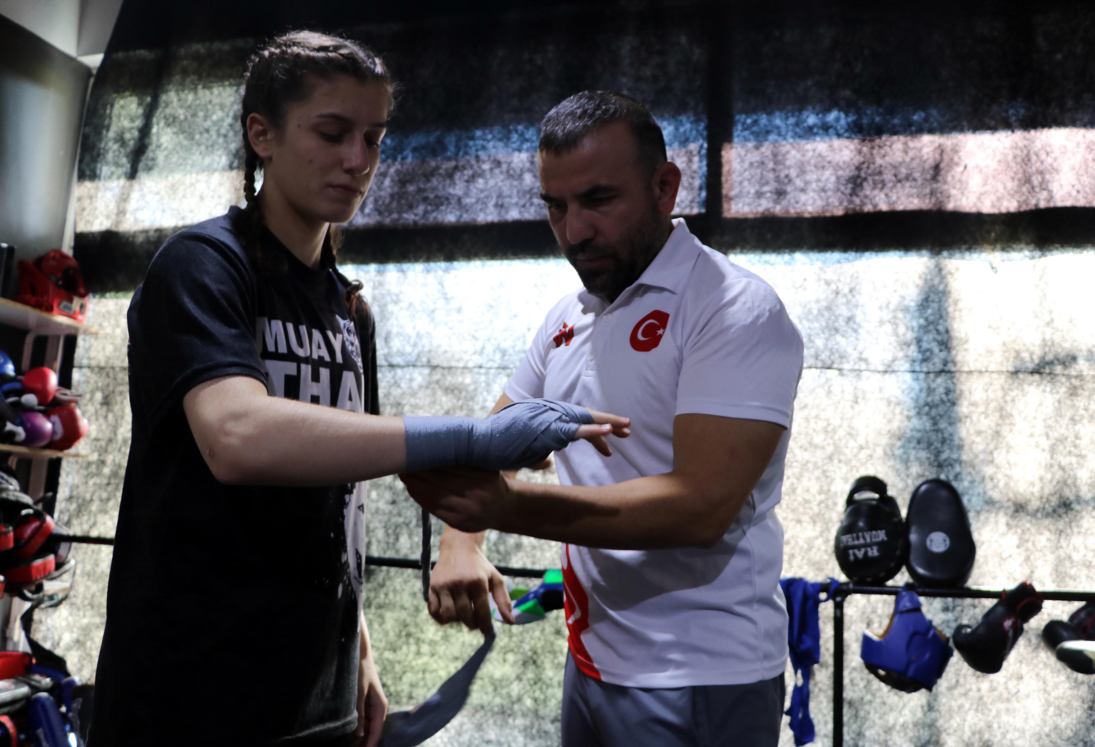 Kızdan boksör olmaz sözlerine kulaklarını tıkadı, 4 yıldır yenilmiyor