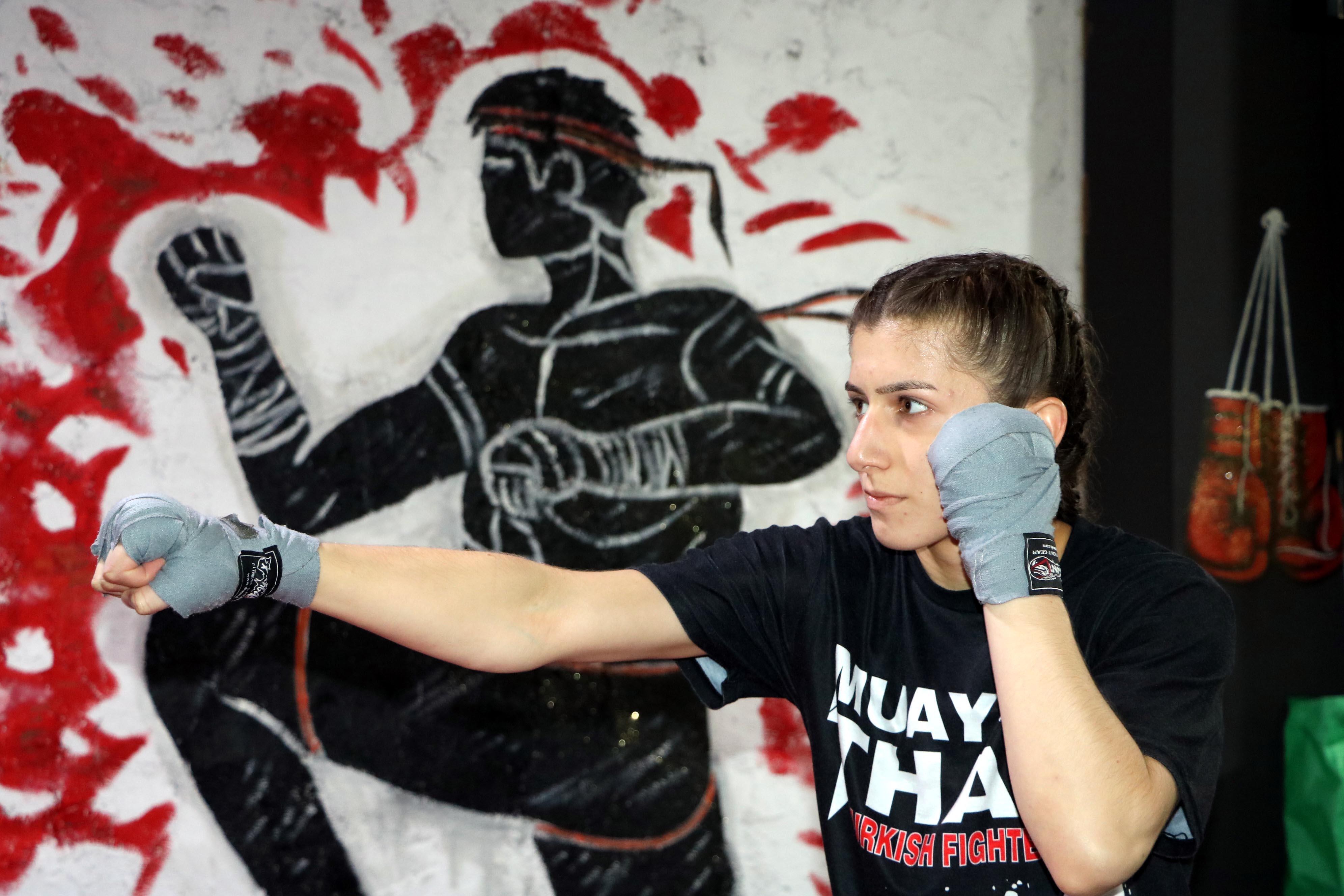 Kızdan boksör olmaz sözlerine kulaklarını tıkadı, 4 yıldır yenilmiyor