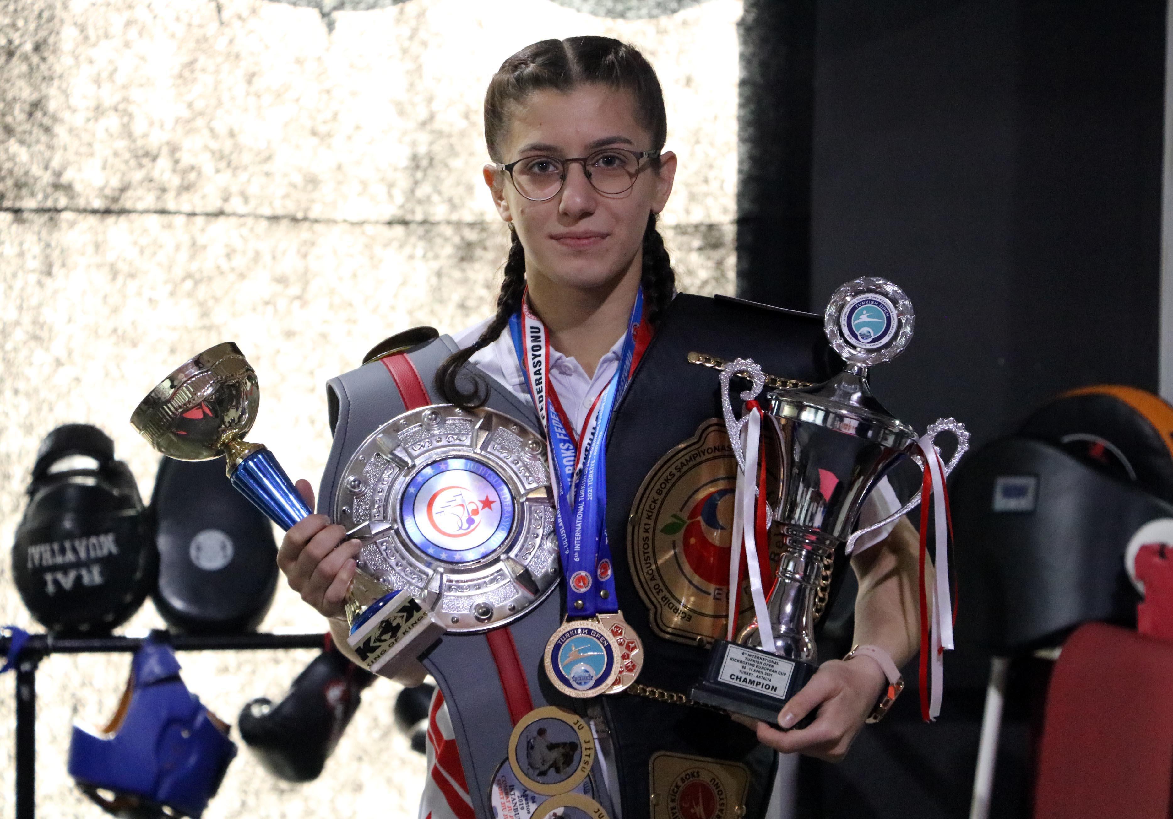 Kızdan boksör olmaz sözlerine kulaklarını tıkadı, 4 yıldır yenilmiyor