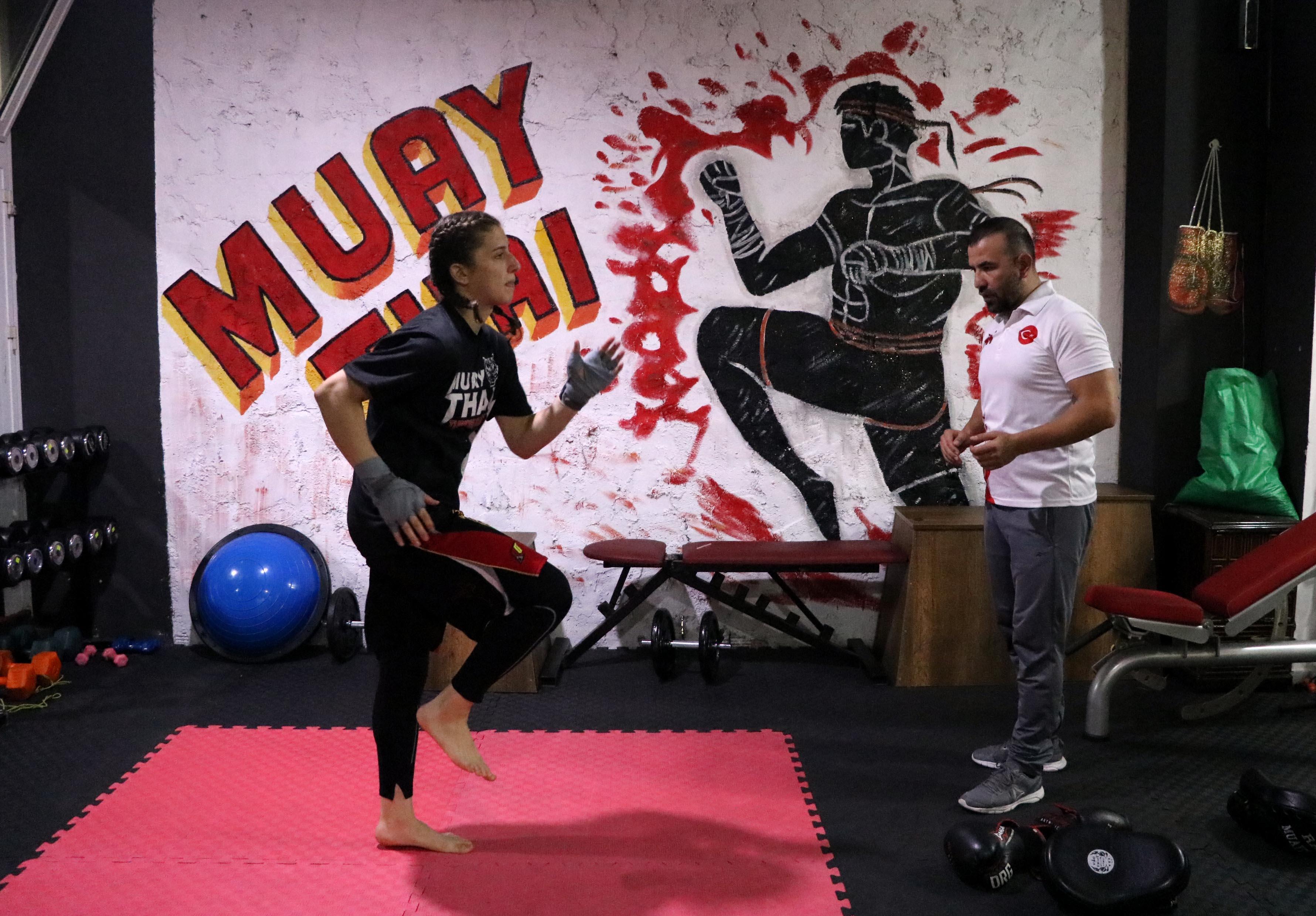 Kızdan boksör olmaz sözlerine kulaklarını tıkadı, 4 yıldır yenilmiyor