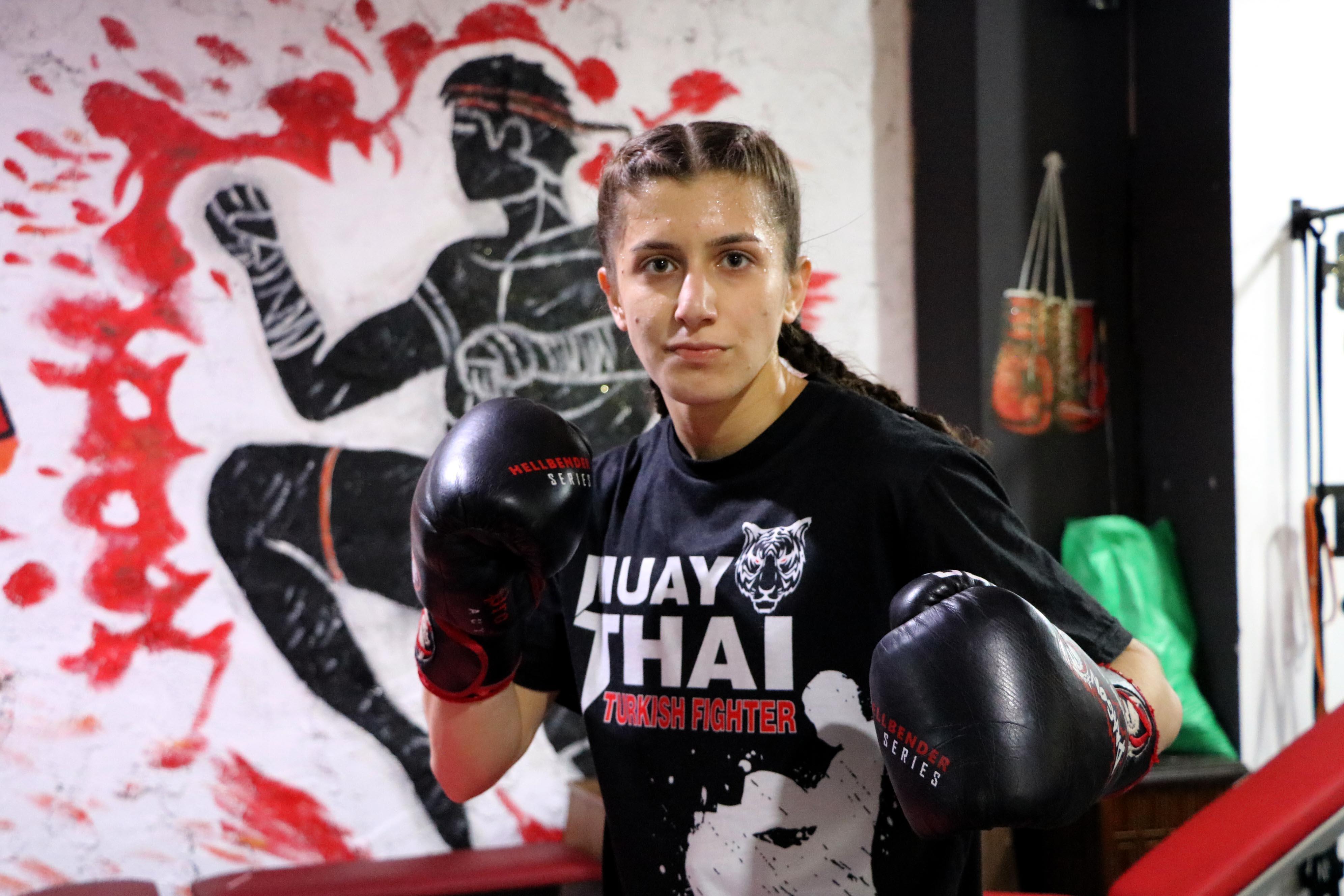 Kızdan boksör olmaz sözlerine kulaklarını tıkadı, 4 yıldır yenilmiyor