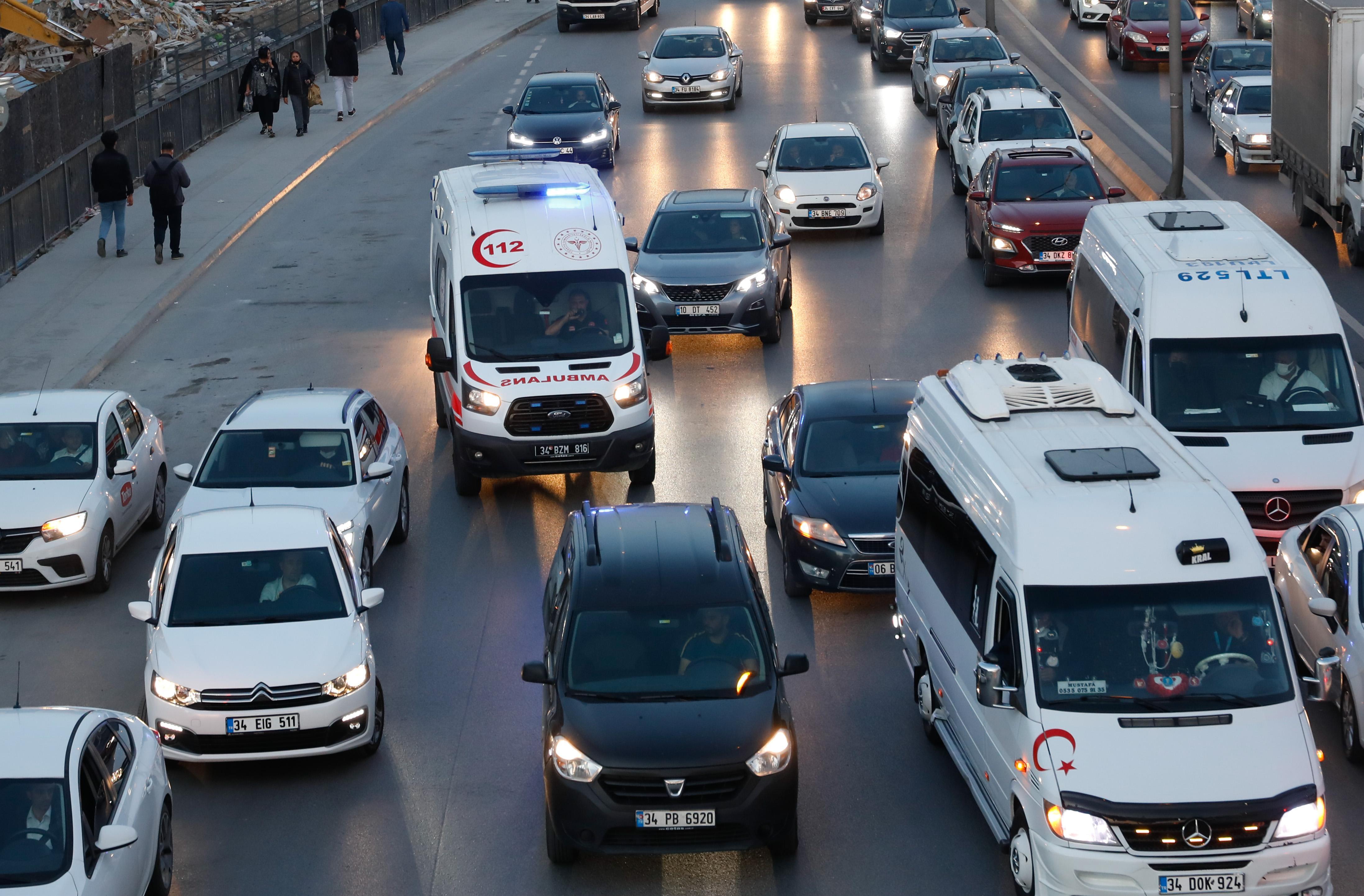 İstanbulda ortak acil çağrı sistemi devreye girdi, ambulansların trafik çilesi ise bitmiyor