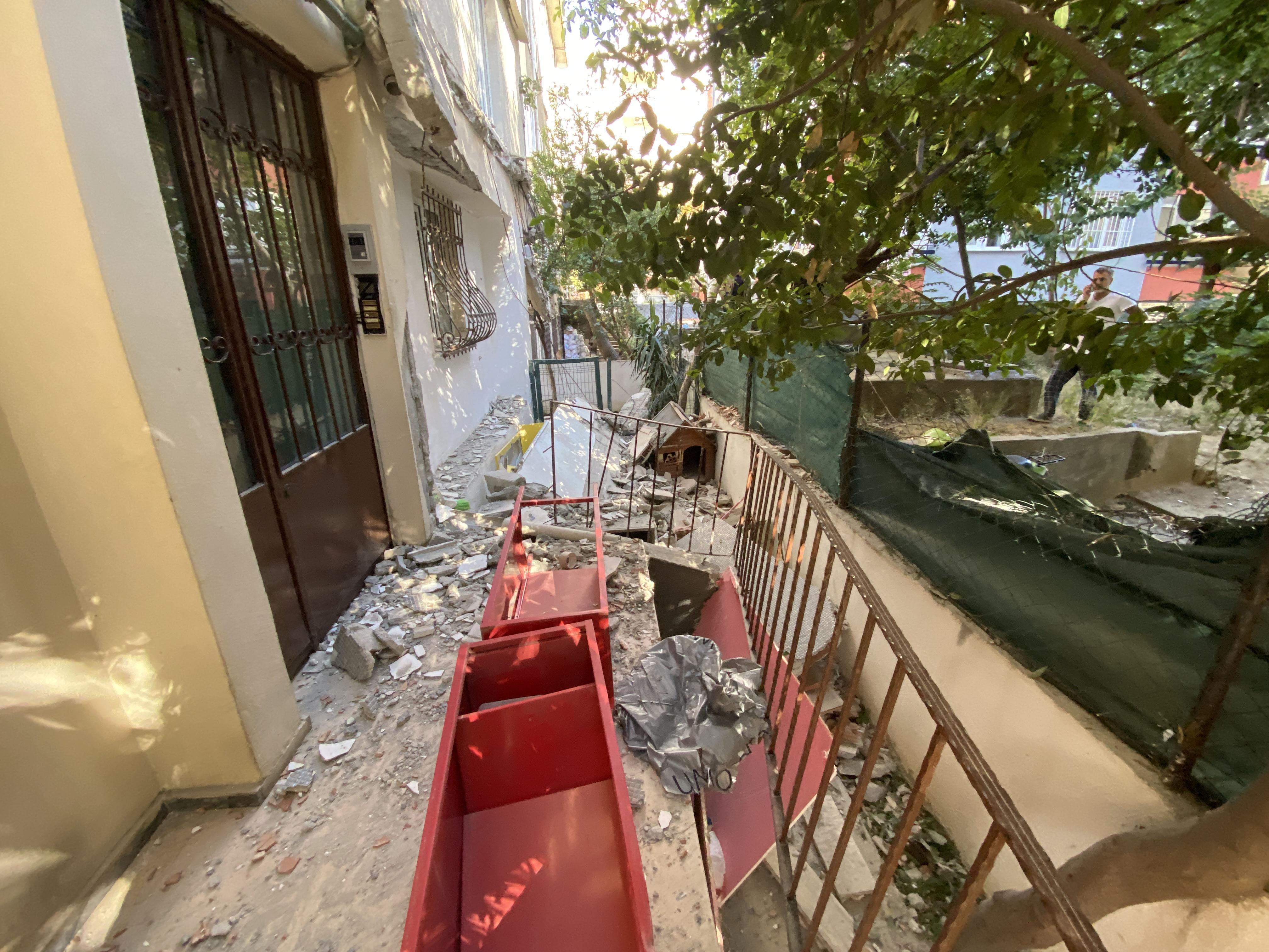 Kadıköyde 2 balkon gürültüyle çöktü; mahalleli sokağa döküldü