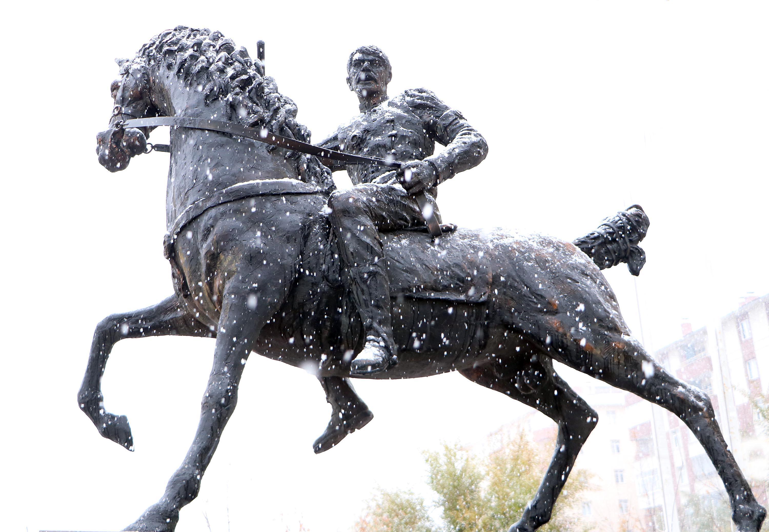 Erzuruma kar yağdı