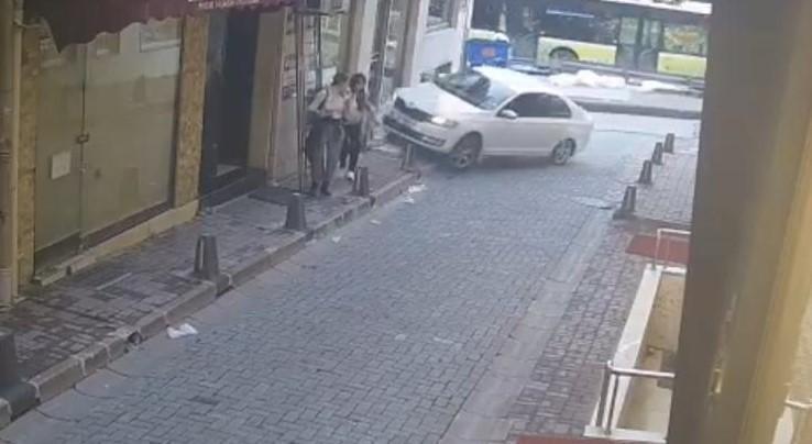 Beyoğlunda kaldırımda yürüyen turistler kazadan saniyelerle kurtuldu