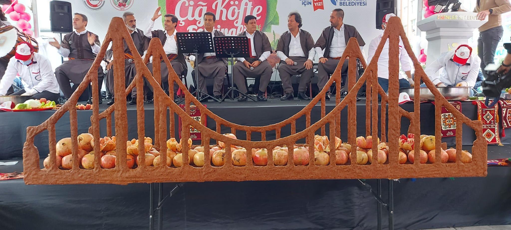 Esenlerdeki festivalde 5 ton çiğ köfte, 15 ton nar ve 1 ton badem ikram edildi