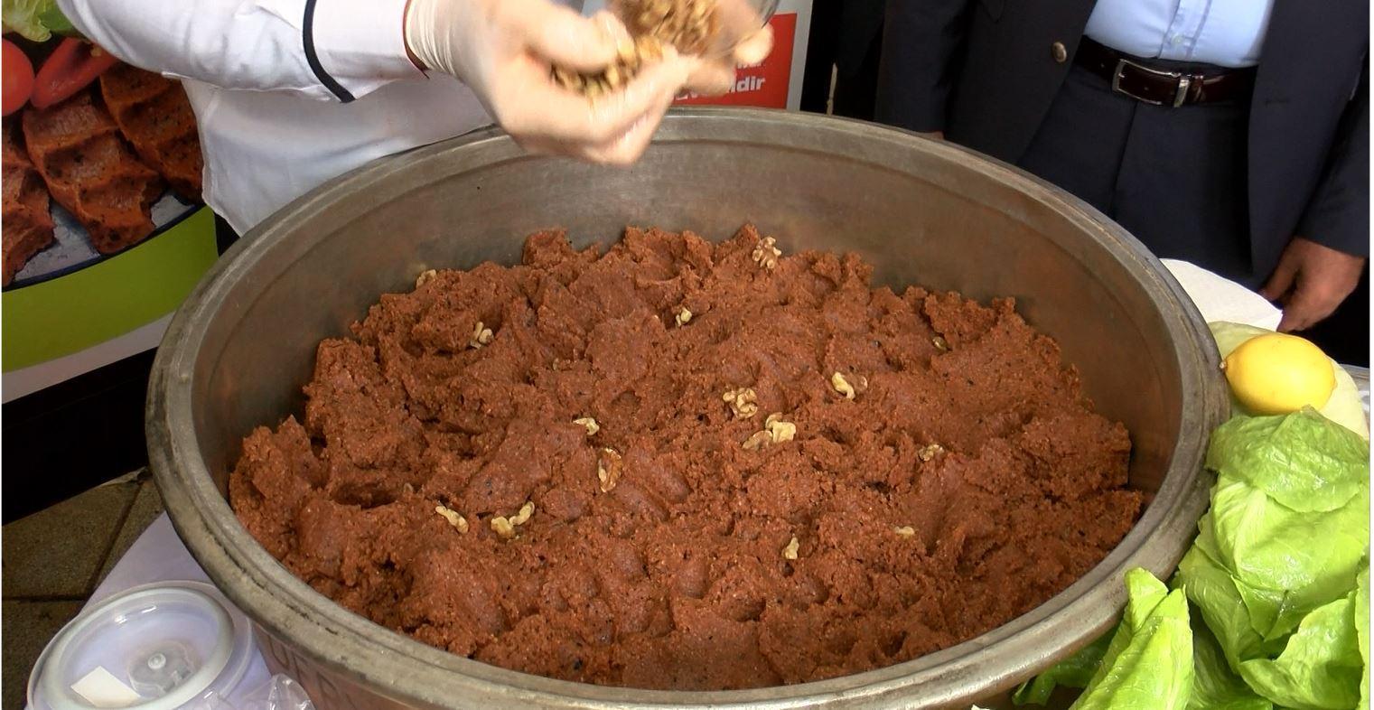 Esenlerdeki festivalde 5 ton çiğ köfte, 15 ton nar ve 1 ton badem ikram edildi