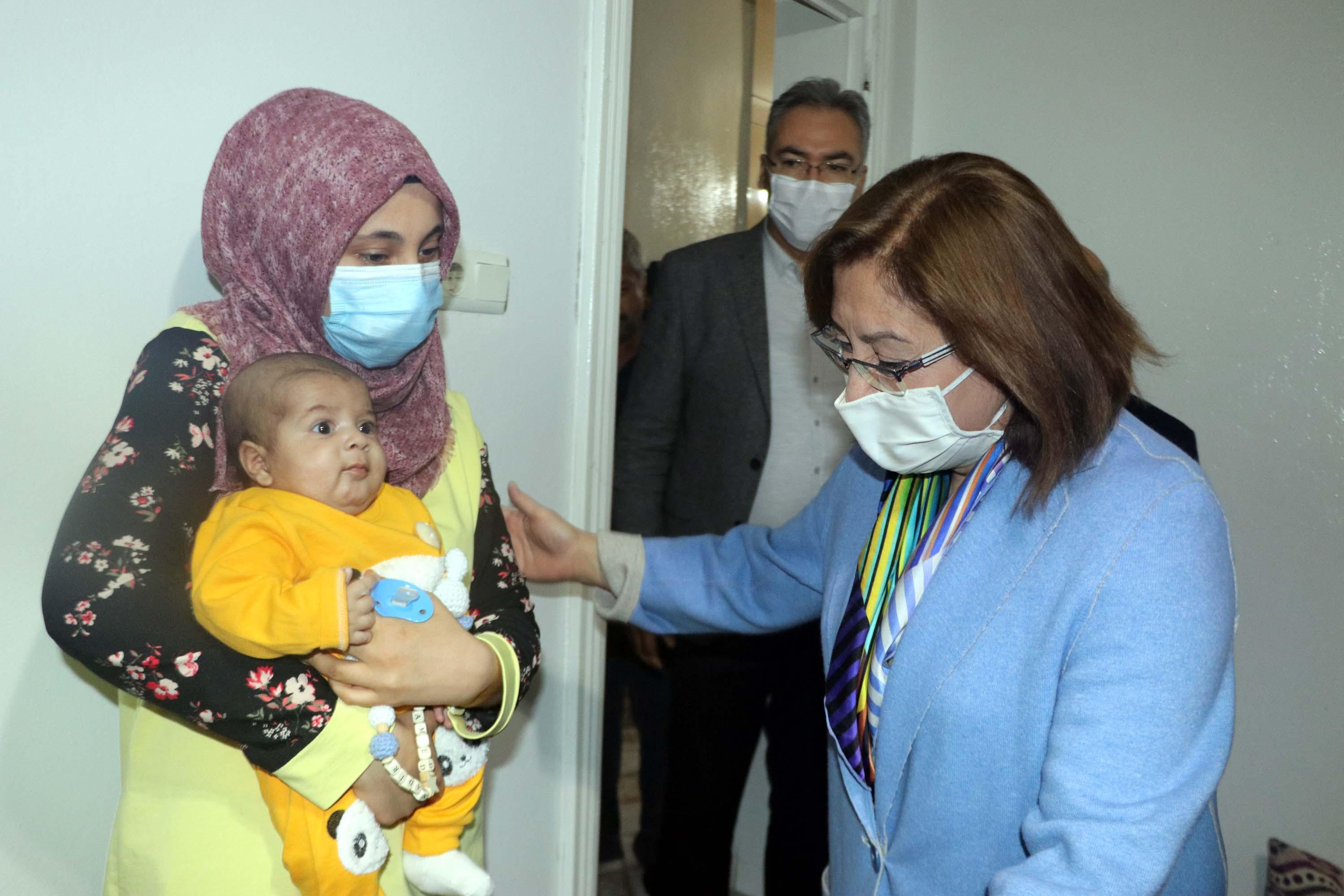 Babası tarafından dövülen Cihan bebeğe, protokol üyelerinden ziyaret