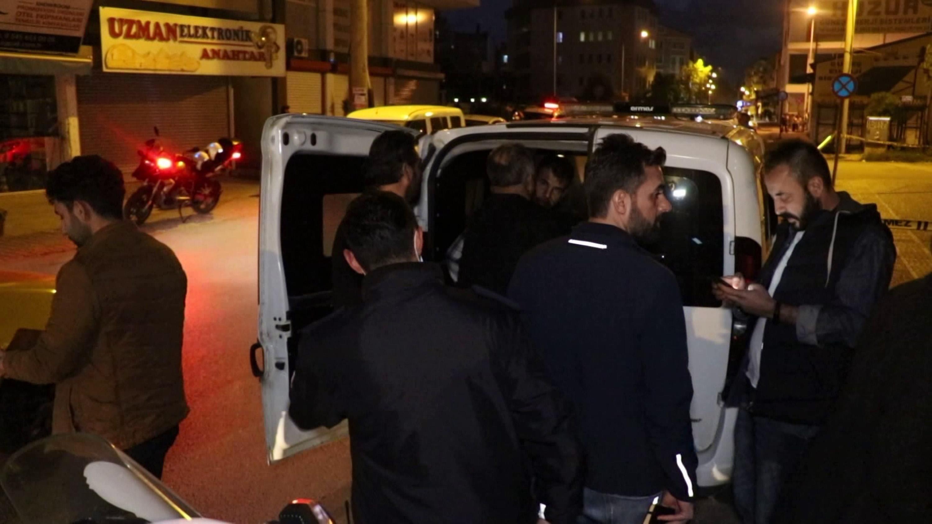 Sözleşmeli er, kadın polisi bıçakla ağır yaraladı