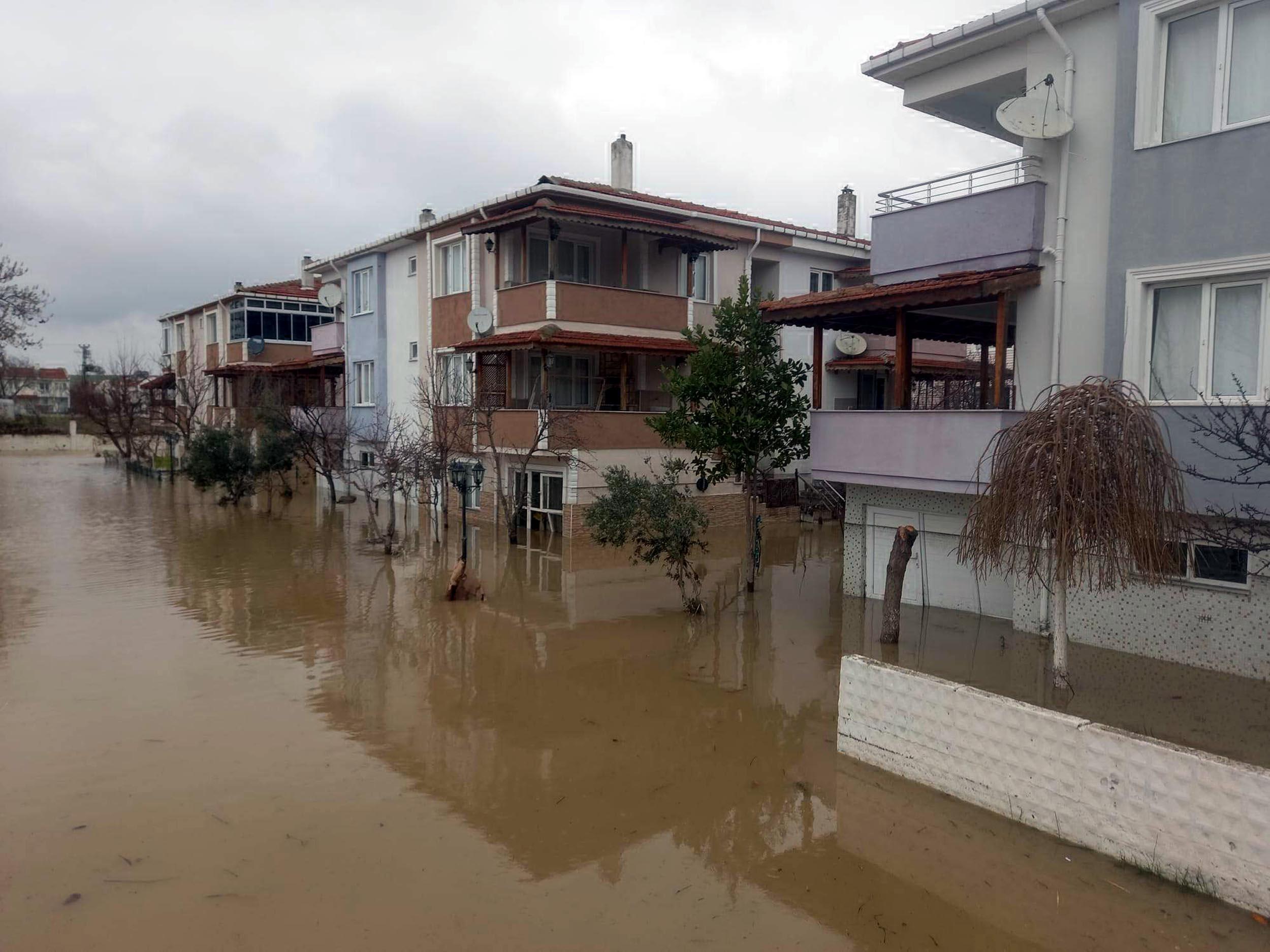 Edirnenin Enez ilçesinde sağanak sele dönüştü: 1 ölü