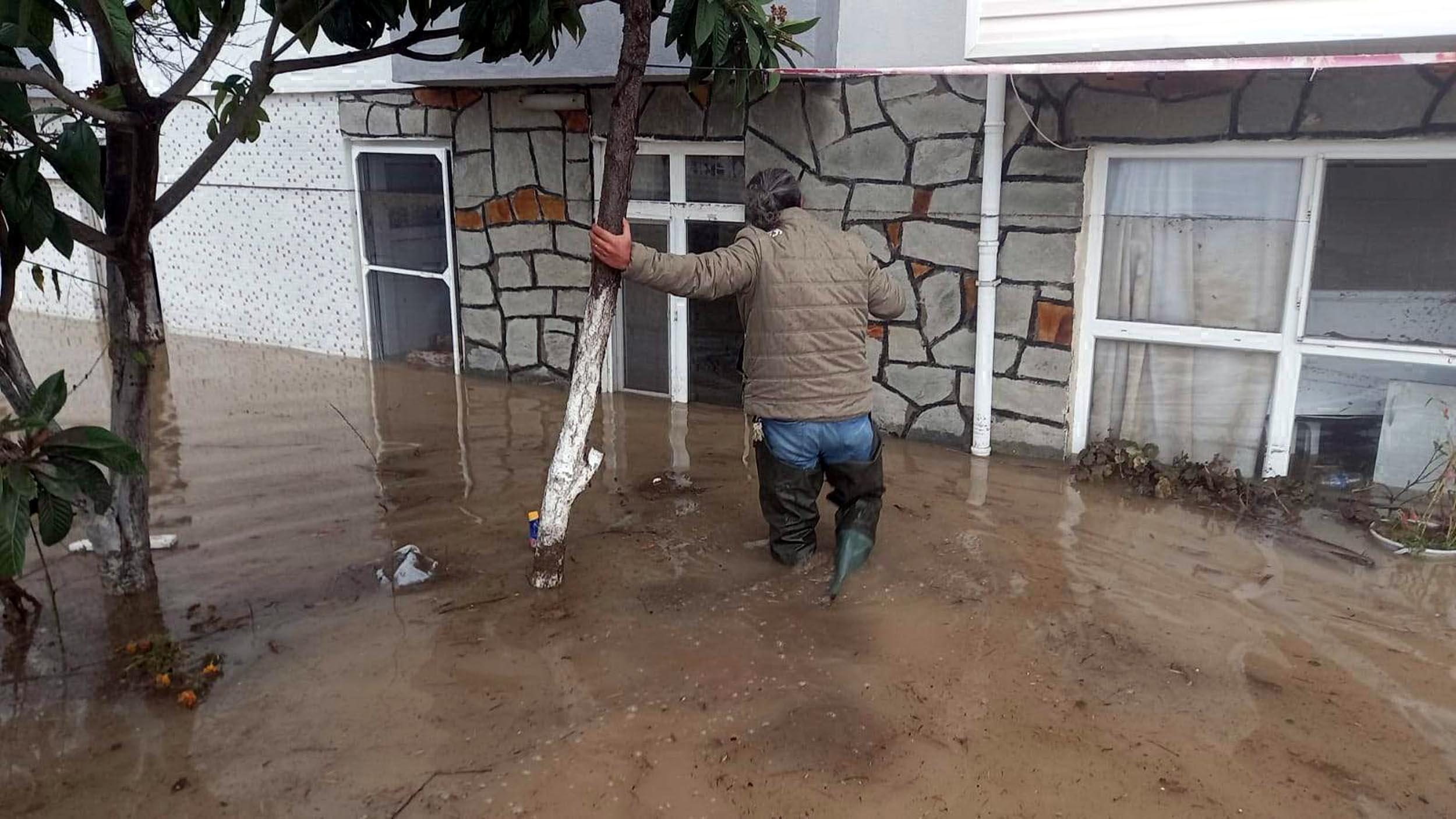 Edirnenin Enez ilçesinde sağanak sele dönüştü: 1 ölü