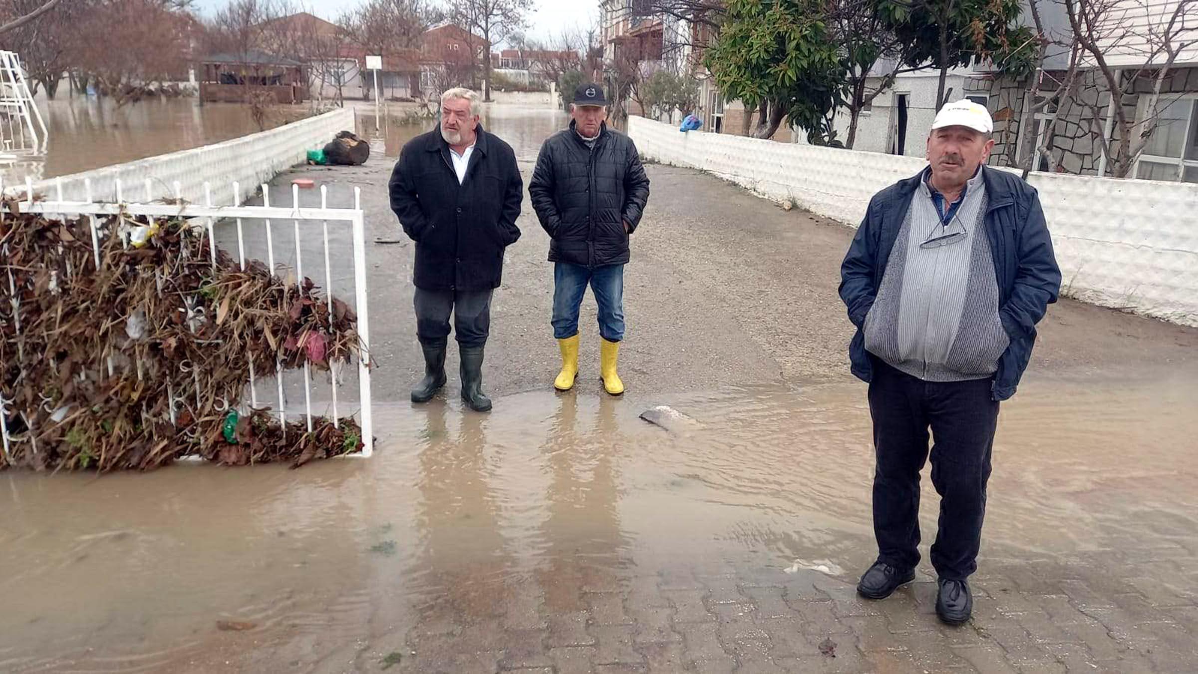 Edirnenin Enez ilçesinde sağanak sele dönüştü: 1 ölü