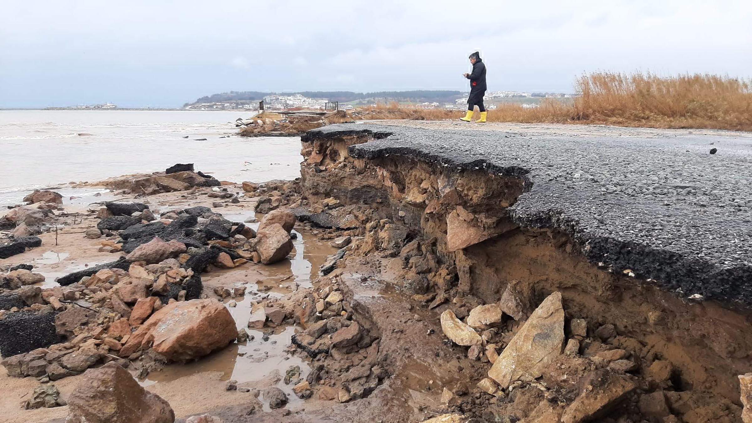 Edirnenin Enez ilçesinde sağanak sele dönüştü: 1 ölü