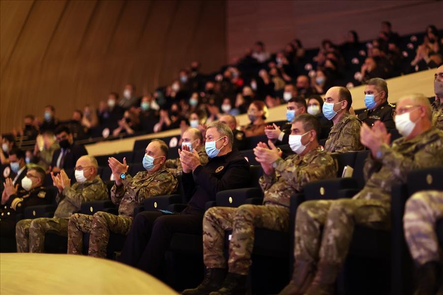 Milli Savunma Bakanı Akar, Azerbaycan’da Zafer Günü törenine katıldı