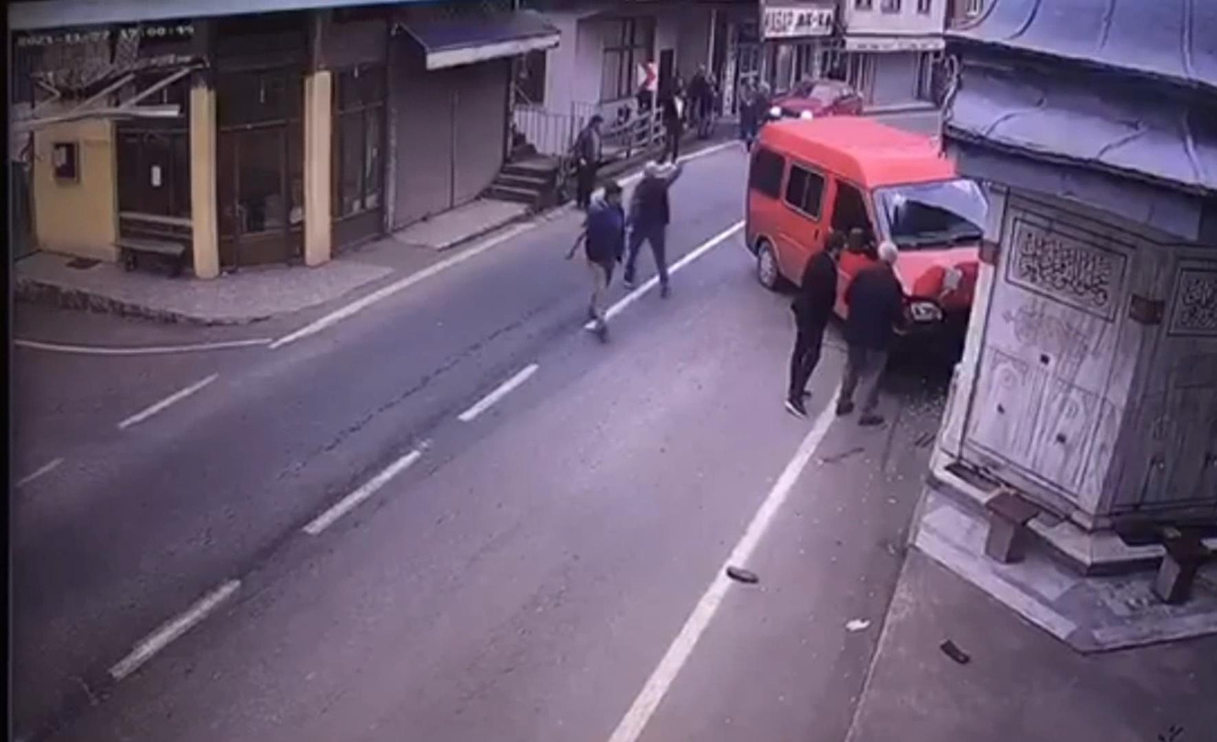 Kazada, minibüs ile şadırvanın arasına sıkışan kadın hayatını kaybetti