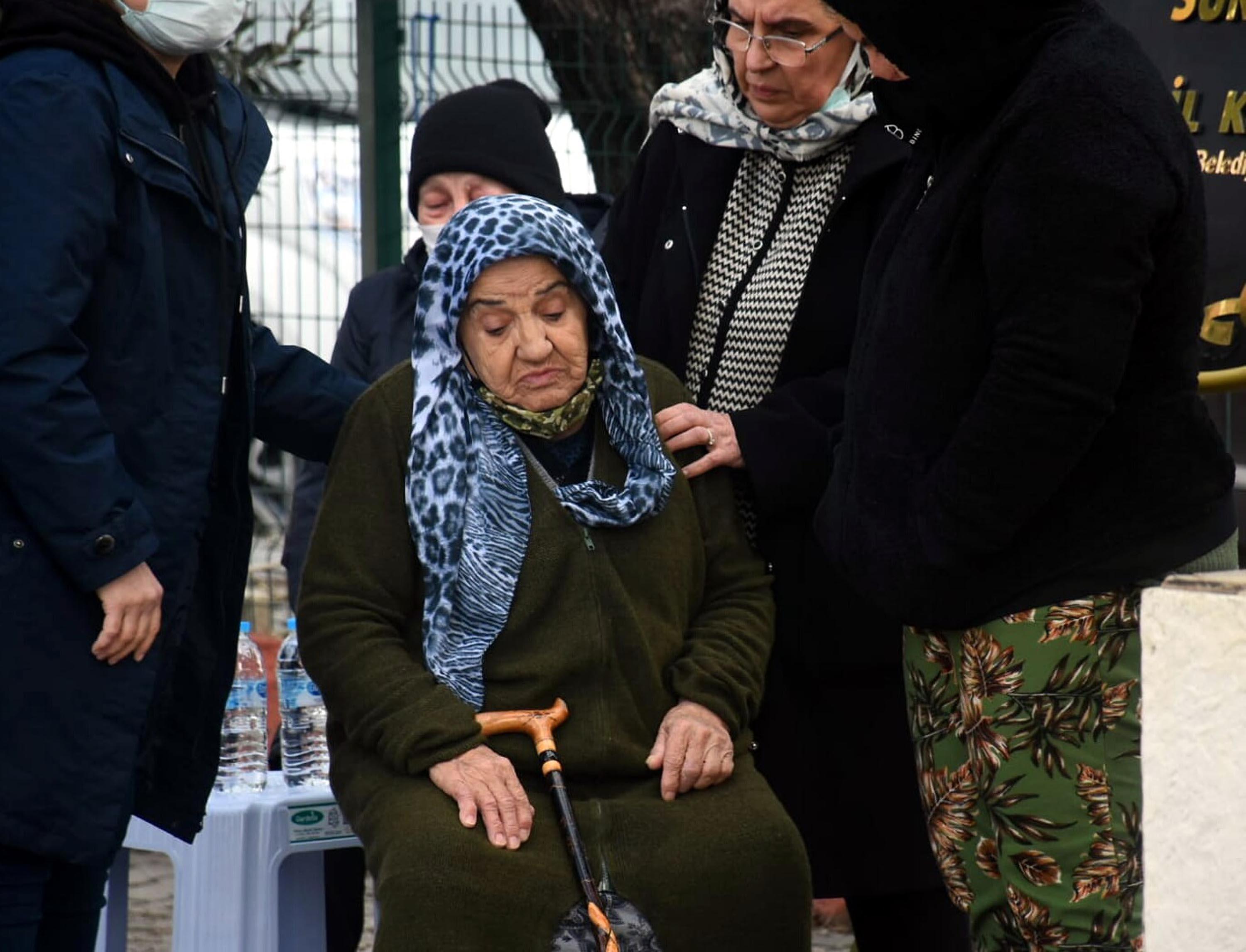 Gazeteci Sefa Özkaya, İzmirde son yolculuğuna uğurlandı