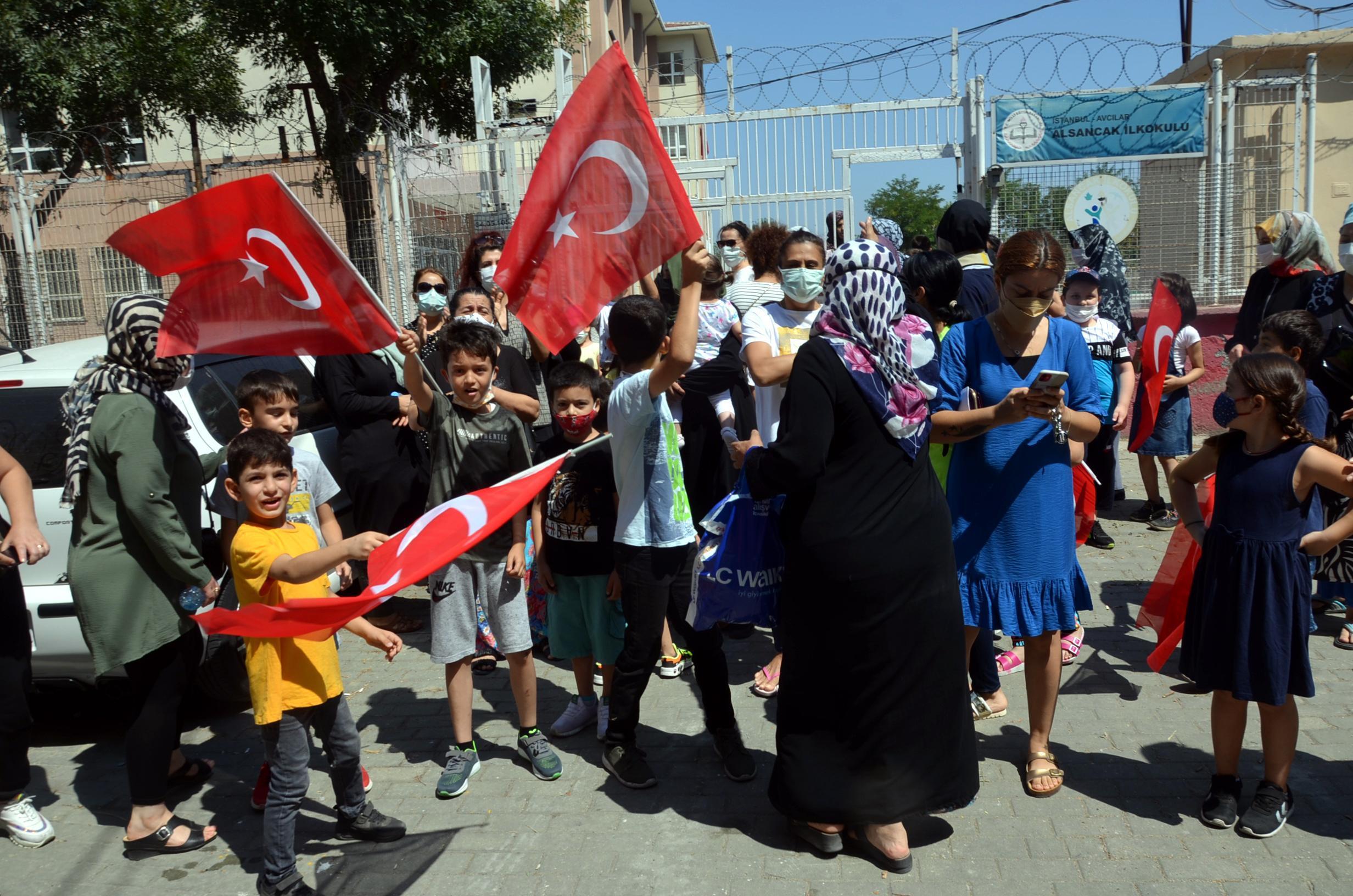 Avcılarda depremden etkilenen okul için belediyelerden özür beklenen pankart asıldı