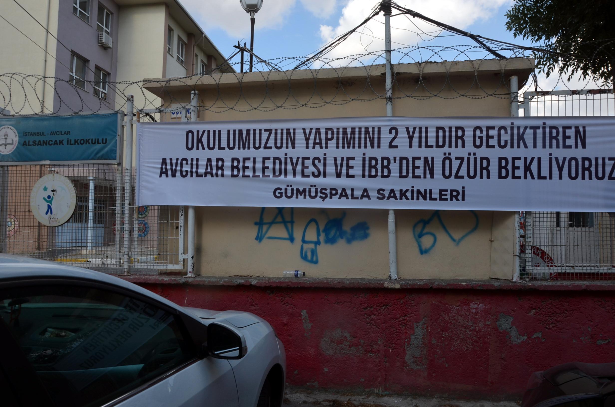 Avcılarda depremden etkilenen okul için belediyelerden özür beklenen pankart asıldı