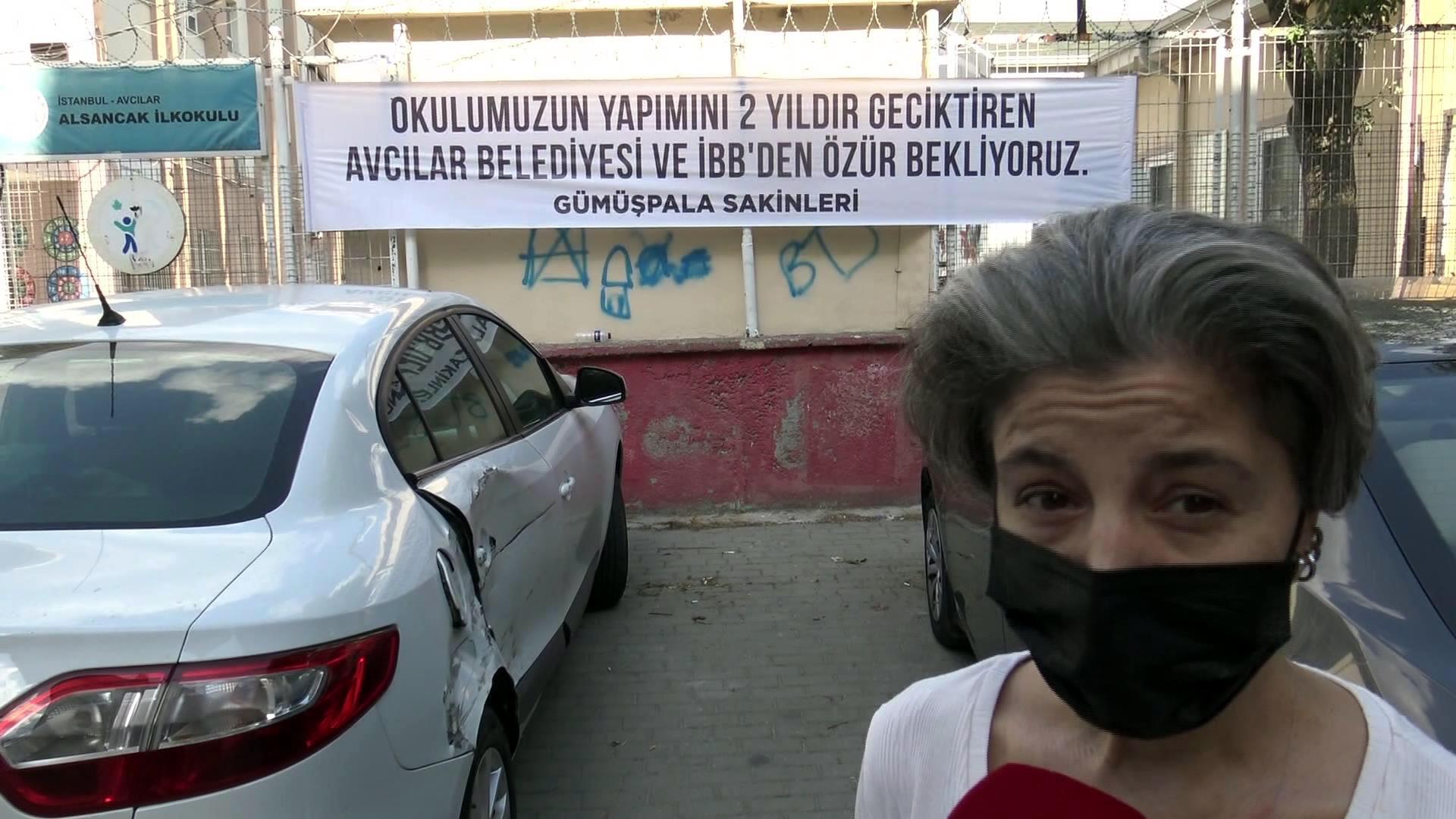 Avcılarda depremden etkilenen okul için belediyelerden özür beklenen pankart asıldı