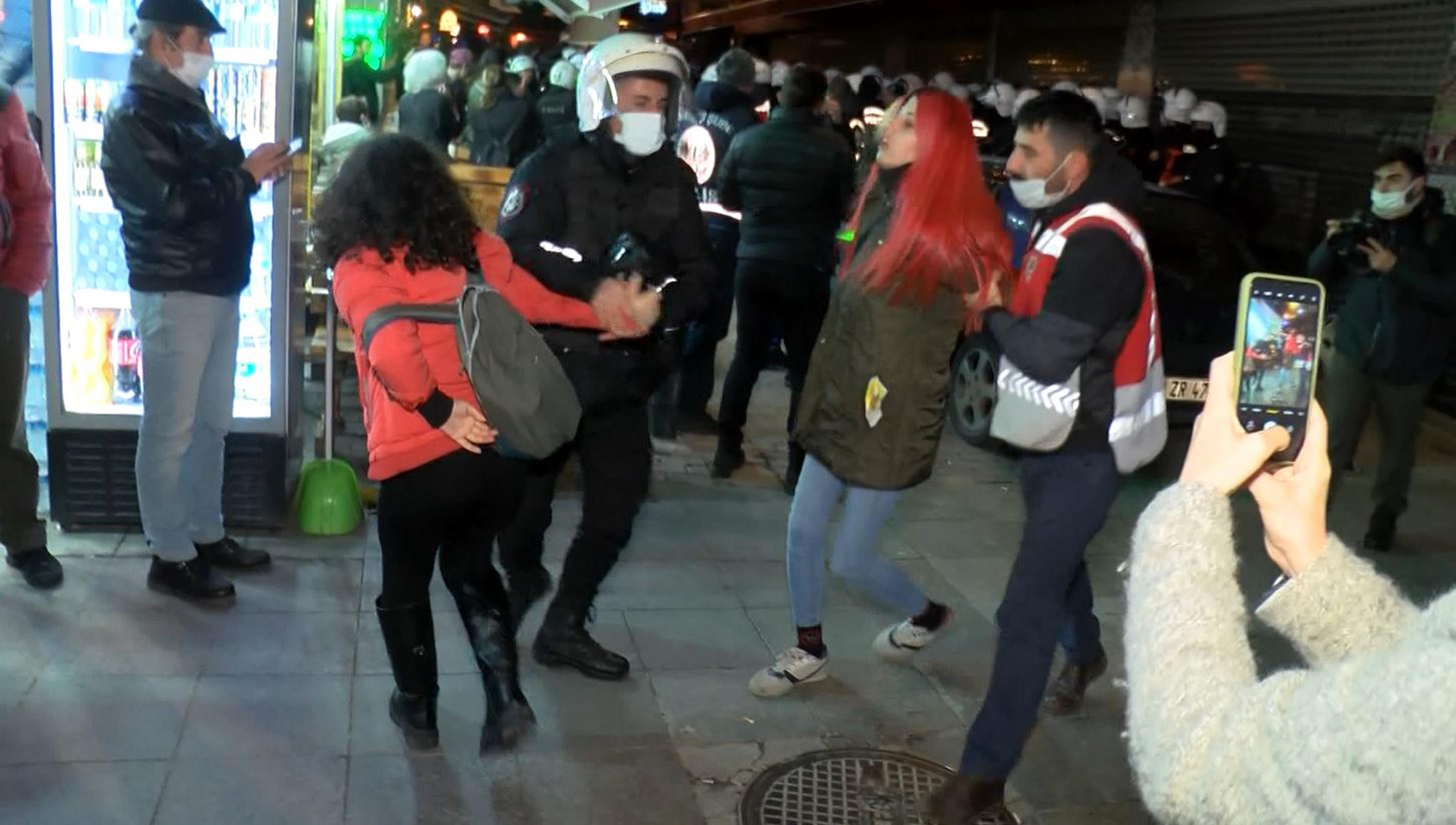 İstanbulda gösterilerde 70 gözaltı