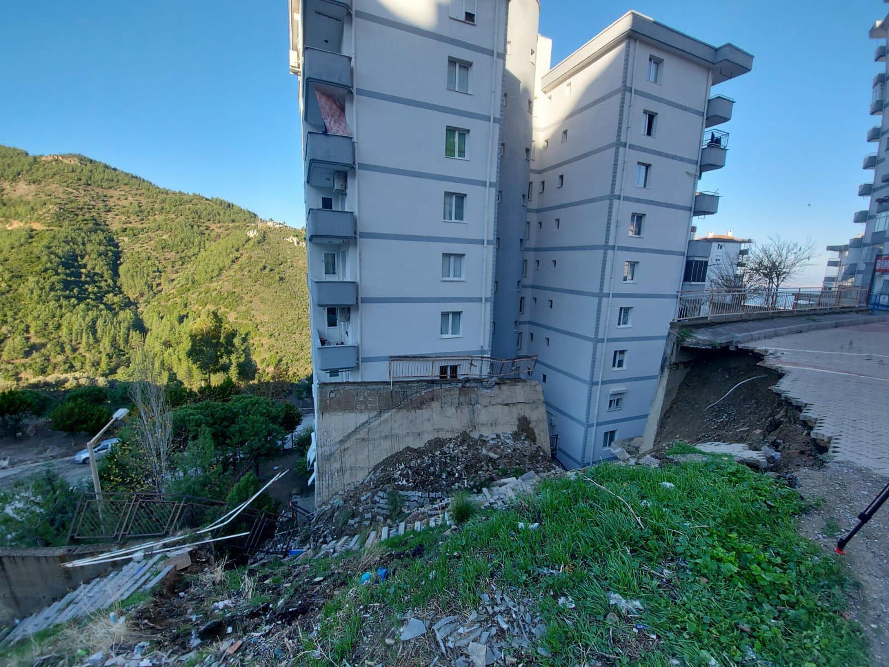 İstinat duvarının yıkılma anı güvenlik kamerasında