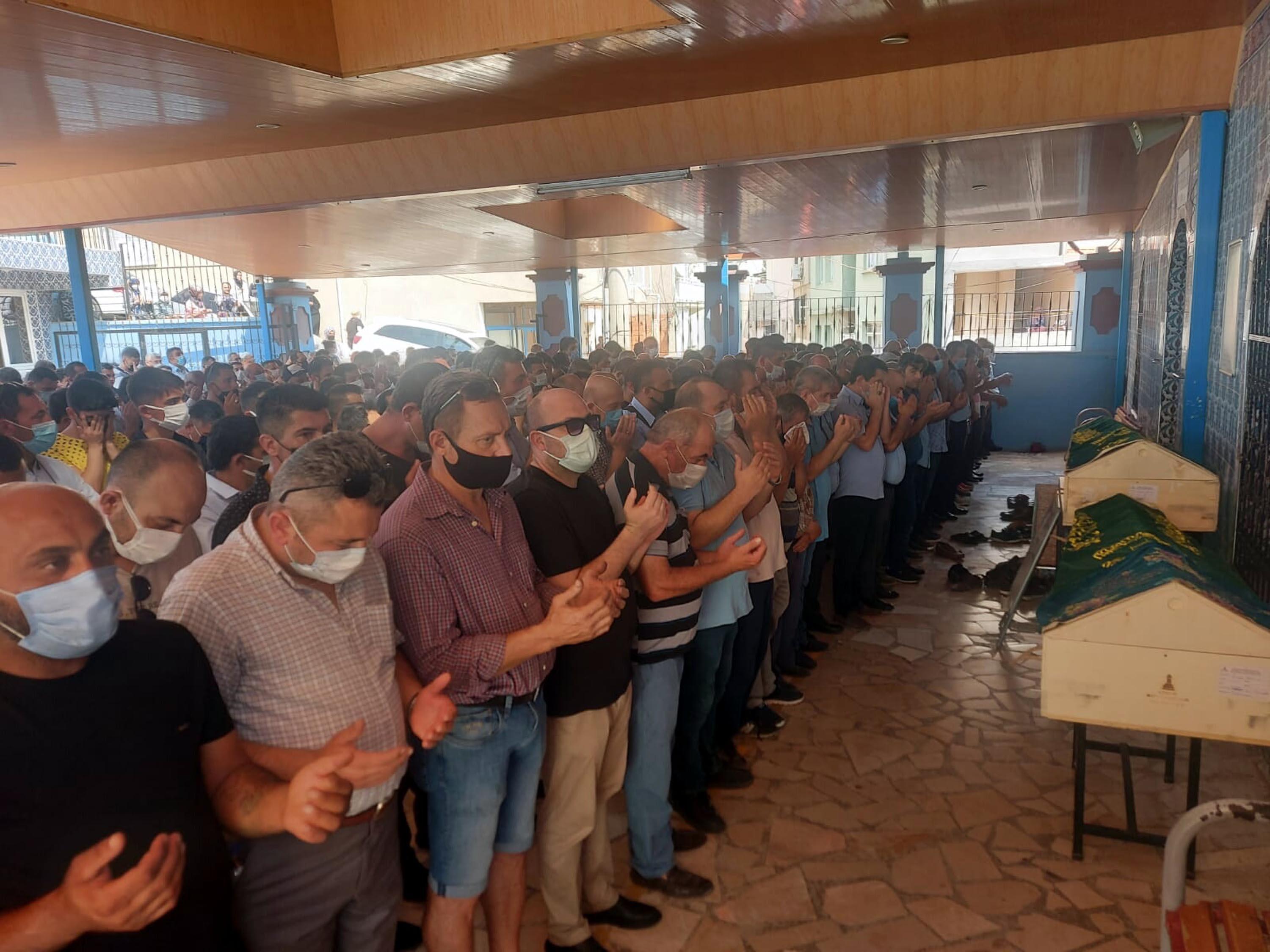 Kırmızı ışıkta bekleyen 5 araca çarpıp 3 kişinin ölümüne neden olan TIR şoförü tutuklandı