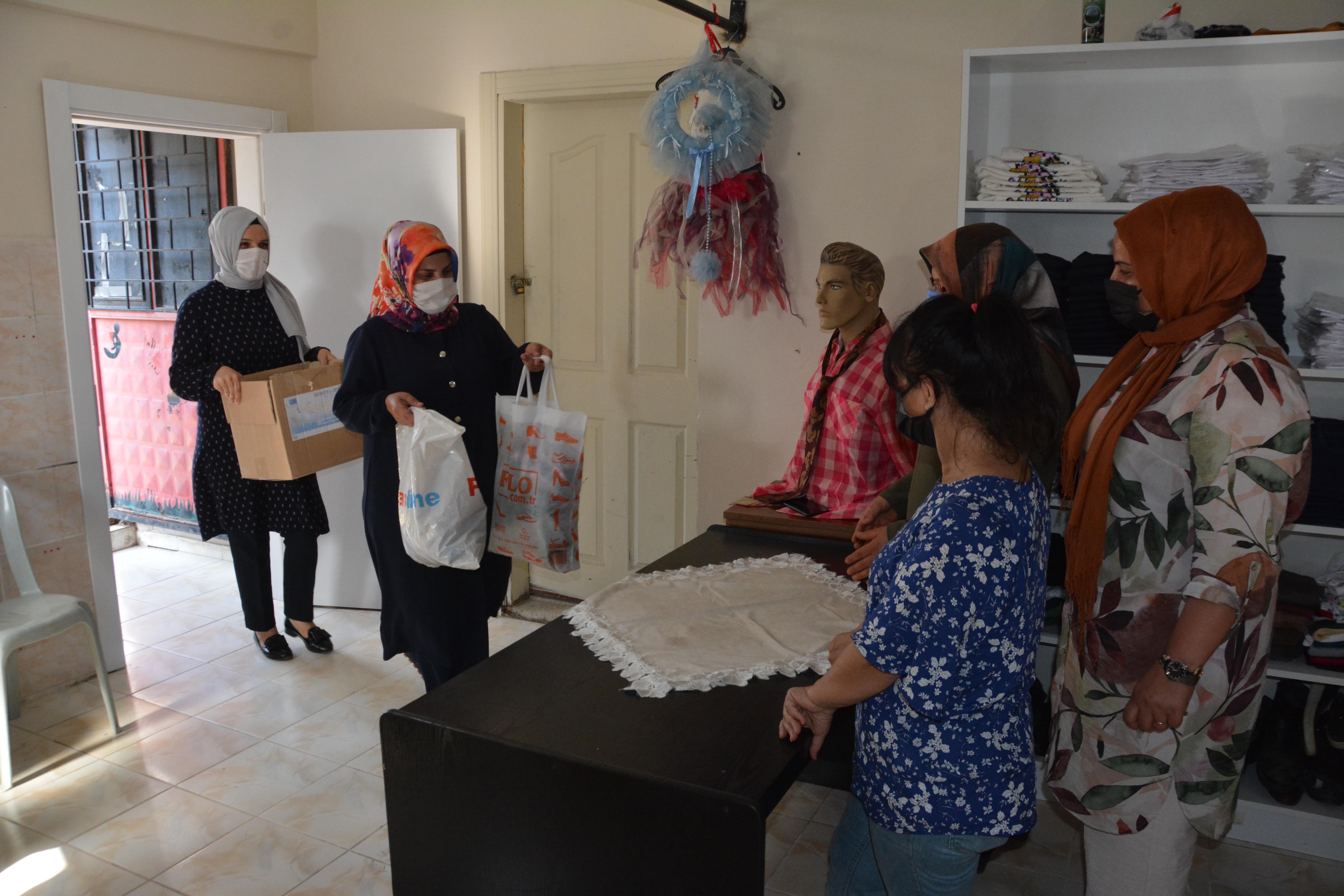 Muhtarın projesiyle 2,5 yılda 5 bin ihtiyaç sahibini giydirdiler