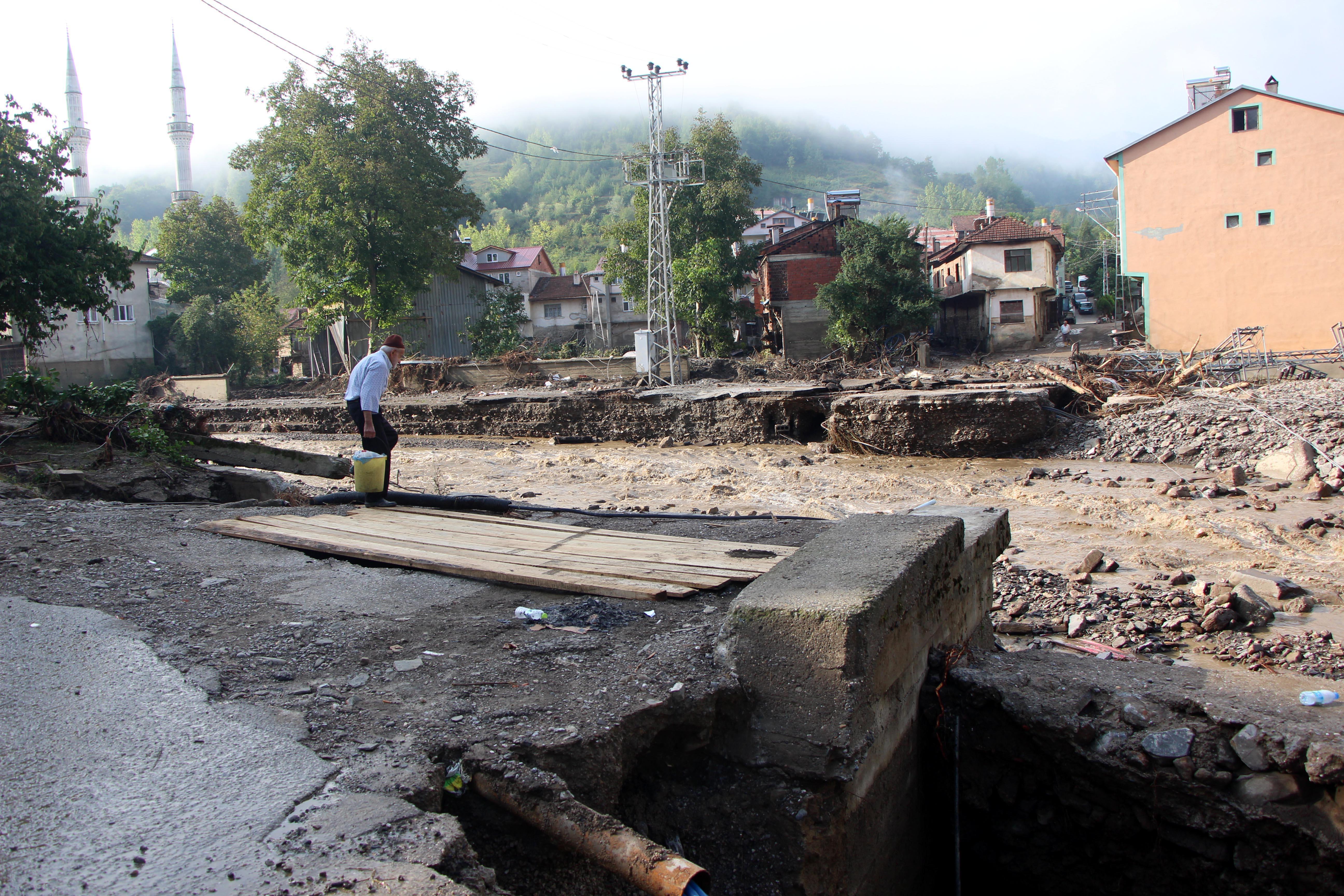 Bartında selde kaybolan yaşlı kadını arama çalışmaları sürüyor