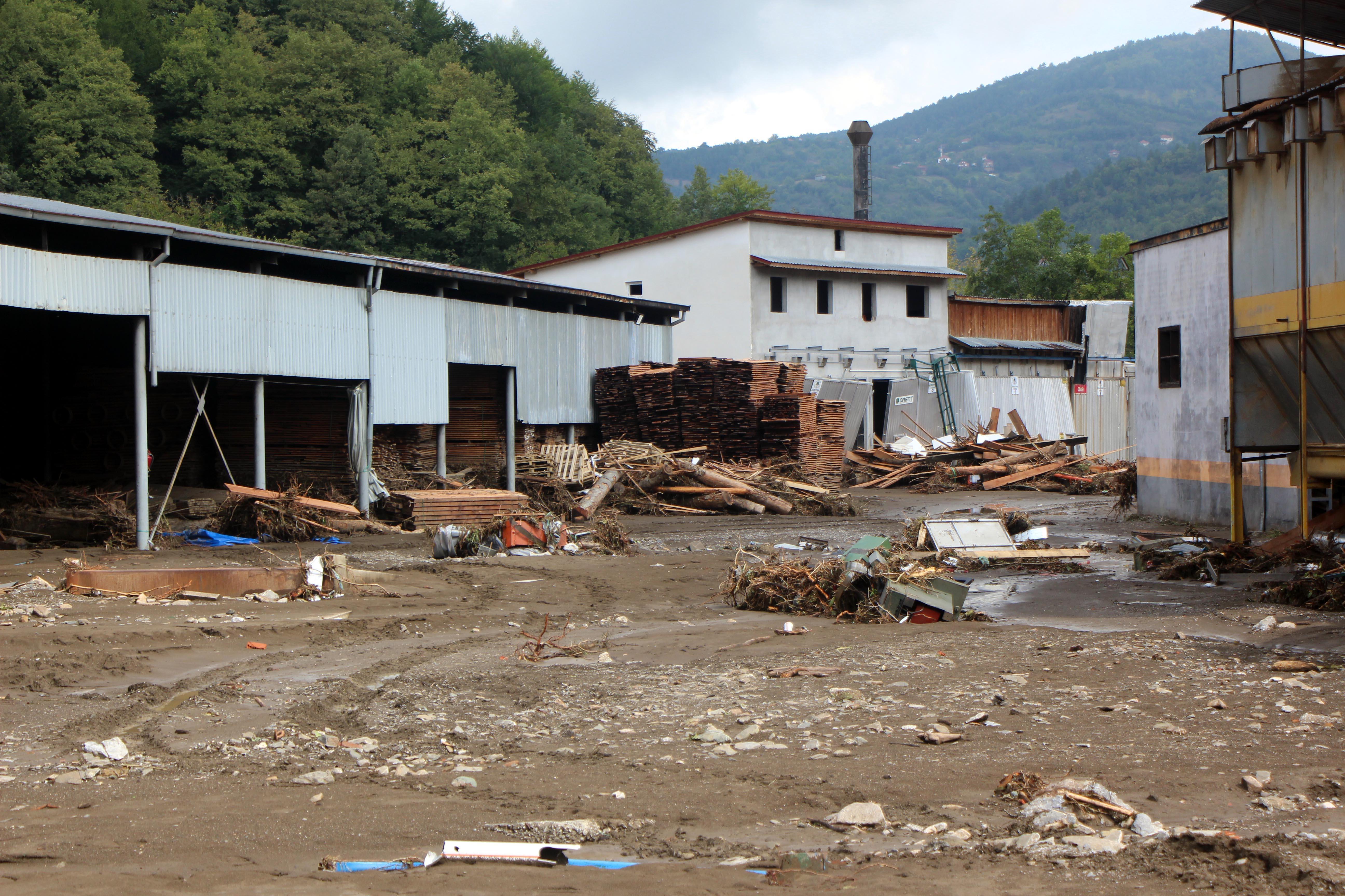 Bartında selde kaybolan yaşlı kadını arama çalışmaları sürüyor