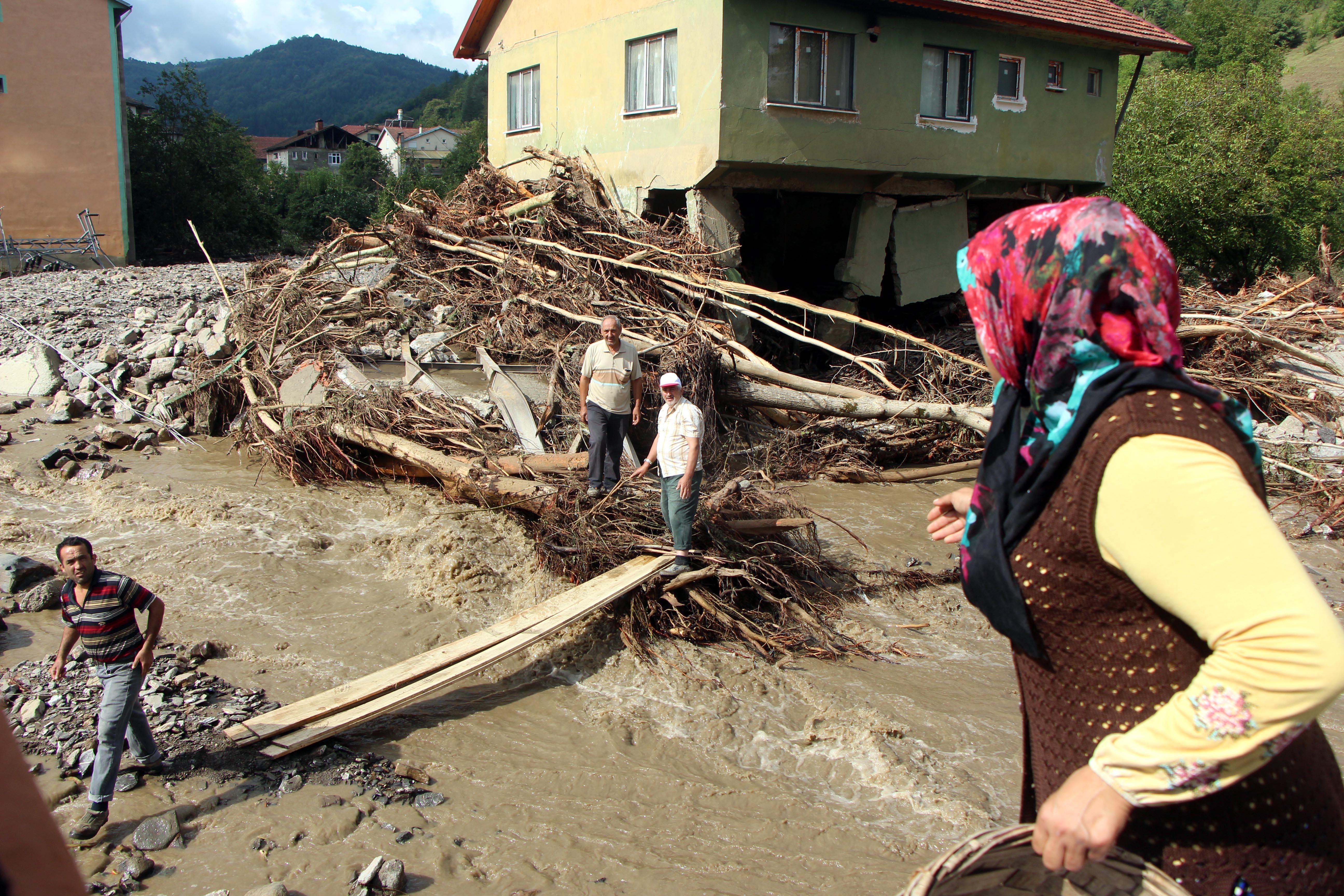 Bartında selde kaybolan yaşlı kadını arama çalışmaları sürüyor
