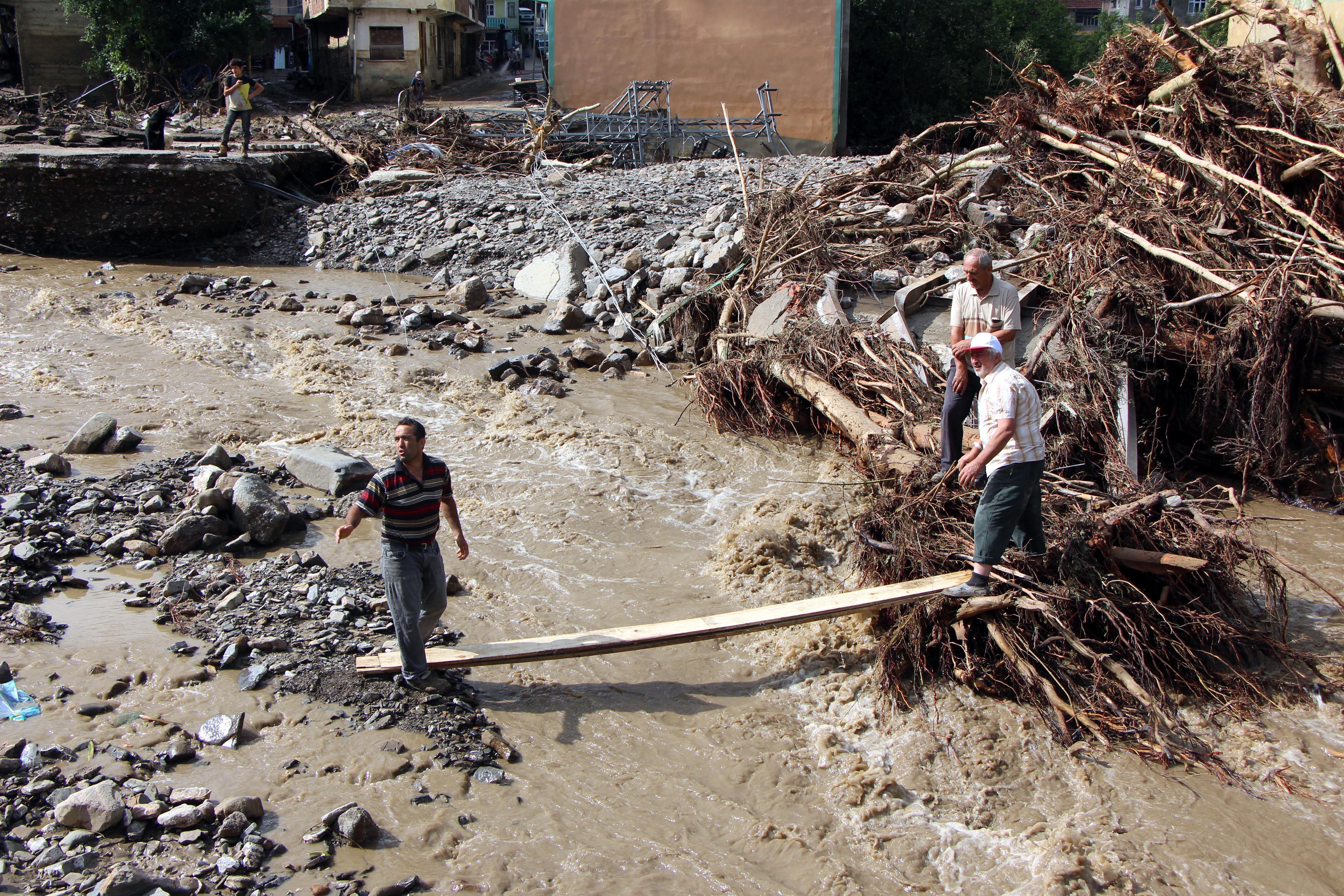 Bartında selde kaybolan yaşlı kadını arama çalışmaları sürüyor