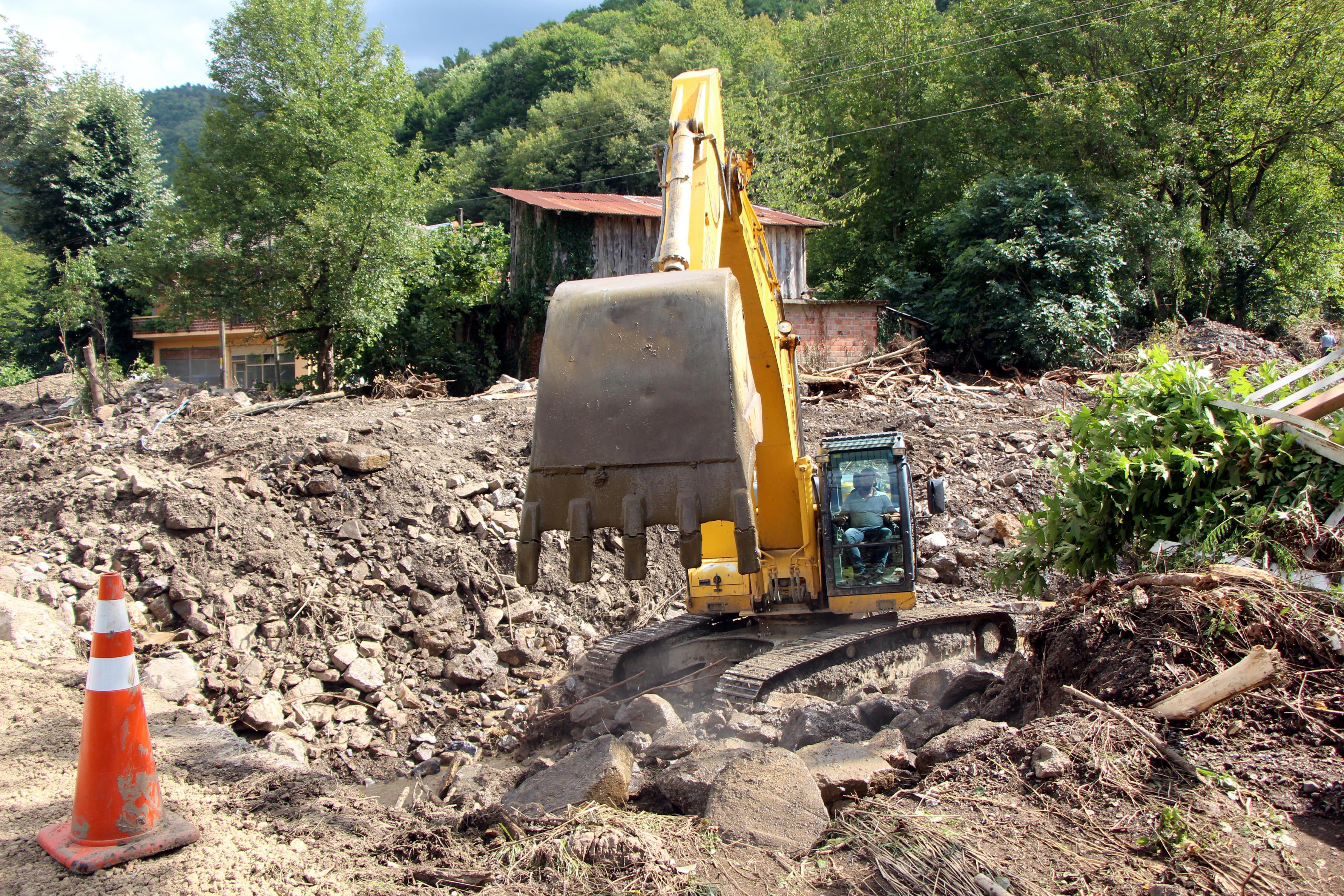 Bartında selde kaybolan yaşlı kadını arama çalışmaları sürüyor