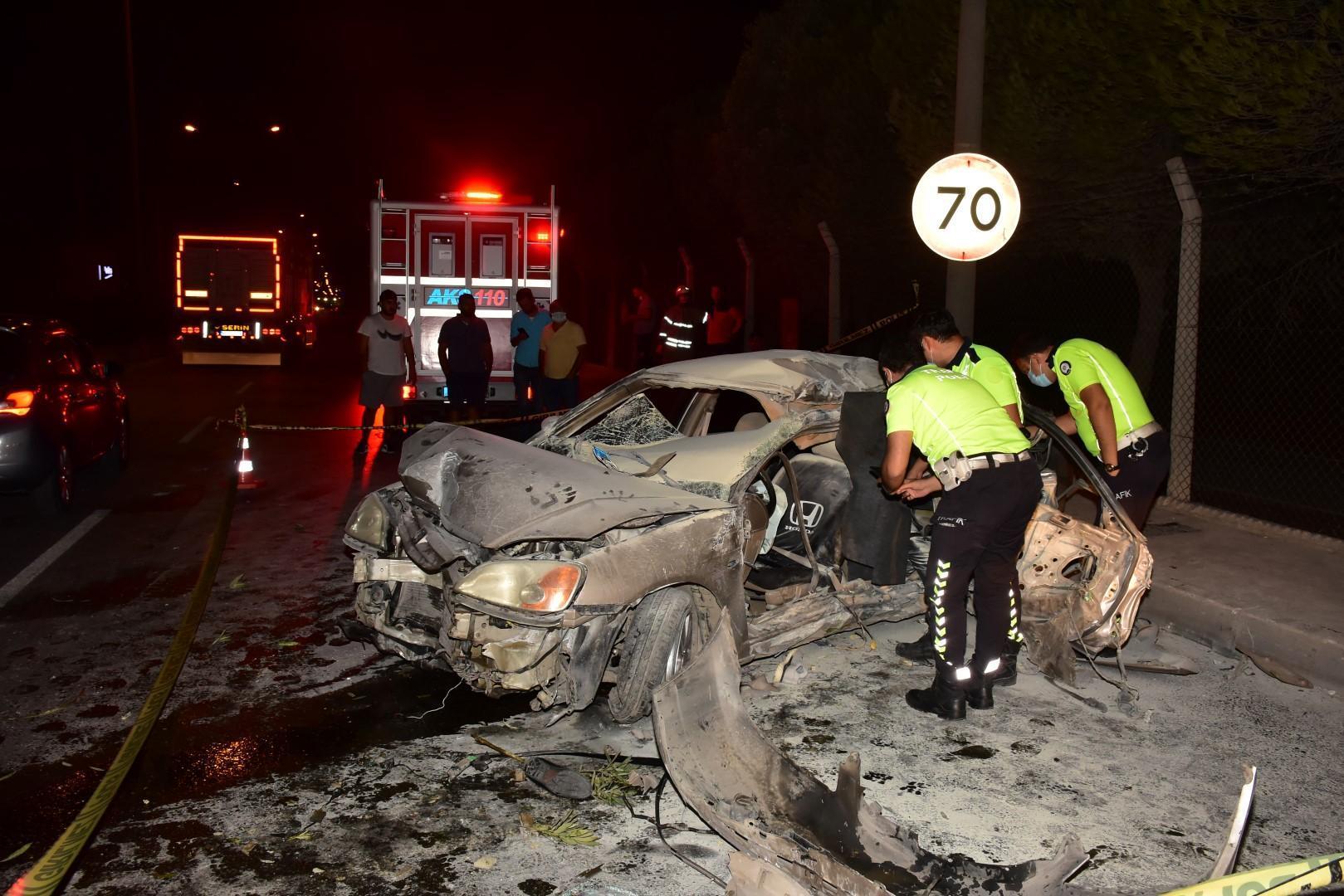 Otomobil beton bariyerlere çarpıp yandı; 1 ölü, biri ağır, 3 yaralı